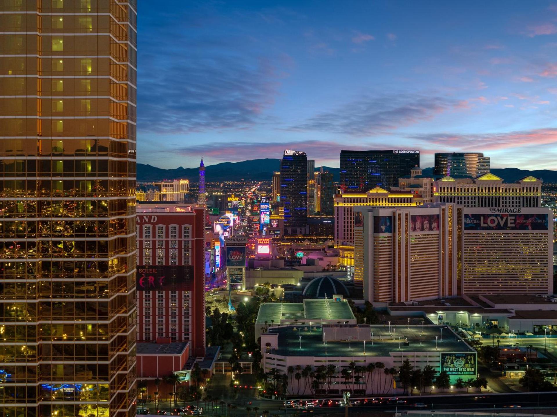 TRUMP 56th Floor - Sphere and Strip View - No Resort Fees photo 19