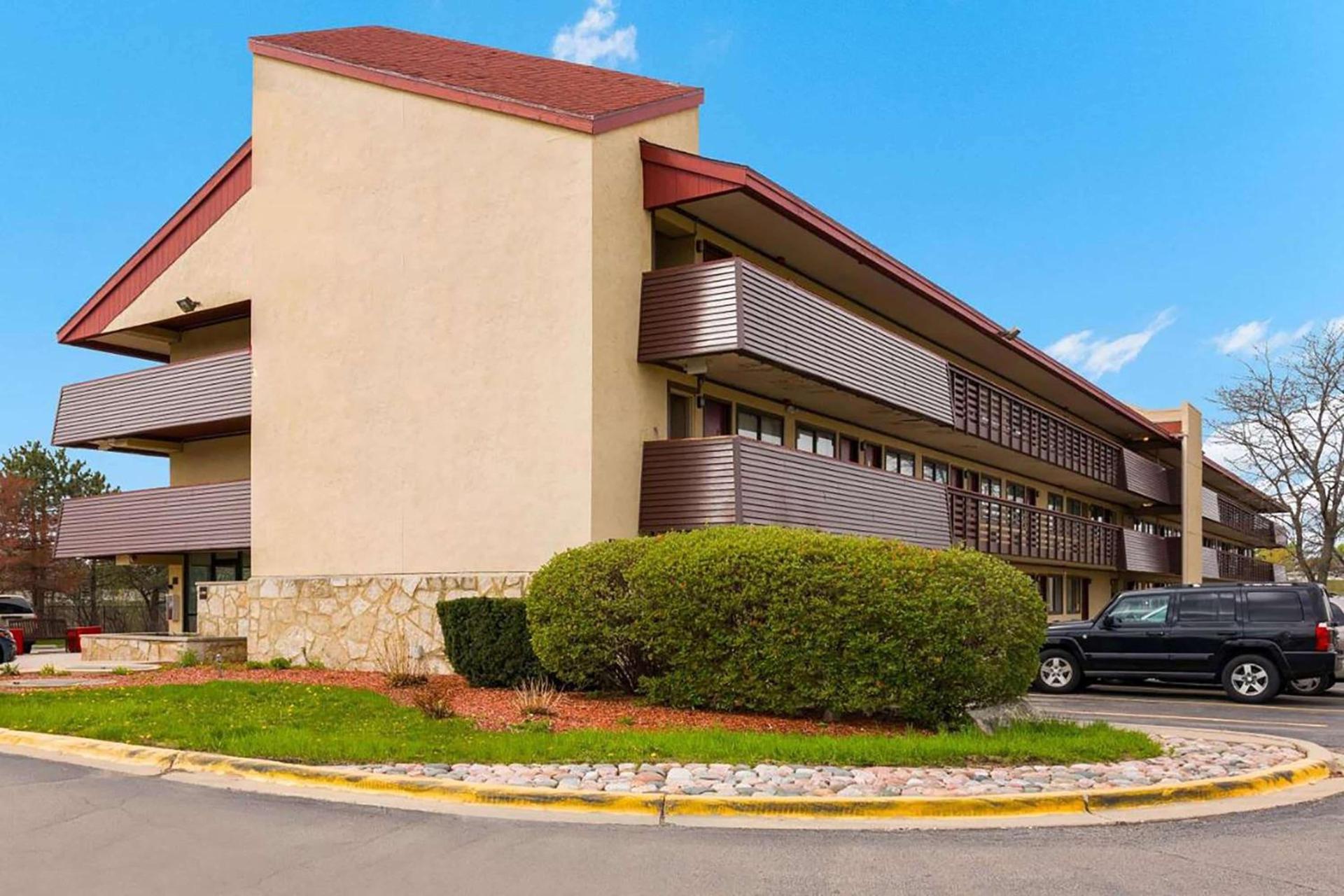 Super 8 by Wyndham Deerfield - Northbrook — hotel in Deerfield