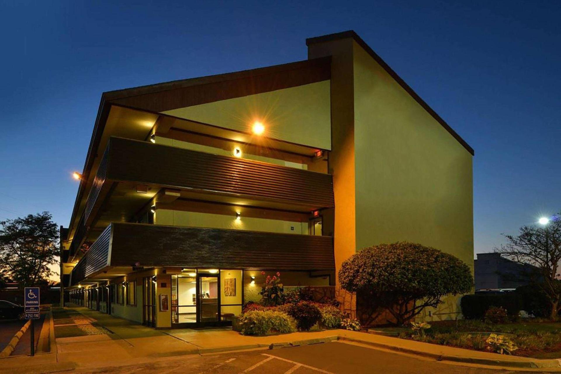 Super 8 by Wyndham Deerfield - Northbrook photo 2