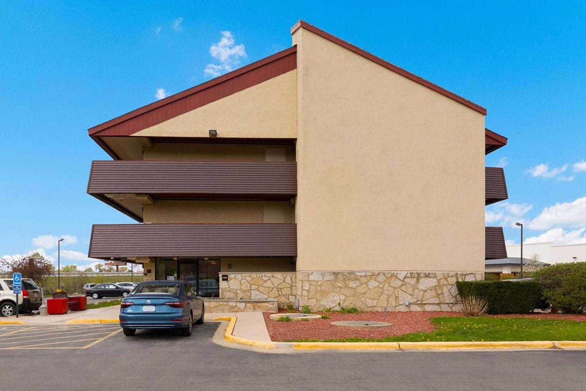 Super 8 by Wyndham Deerfield - Northbrook photo 3