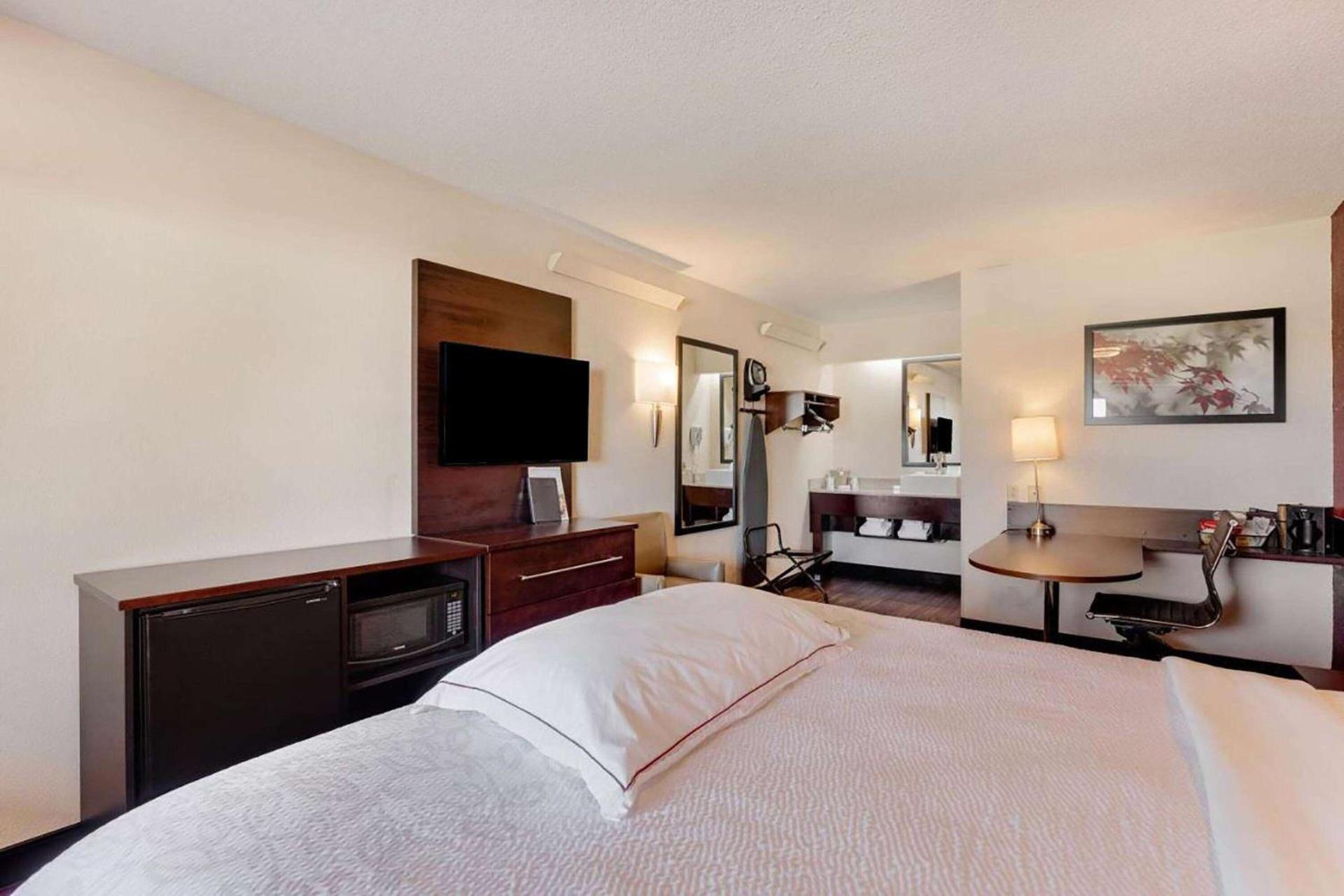 Super 8 by Wyndham Deerfield - Northbrook photo 6