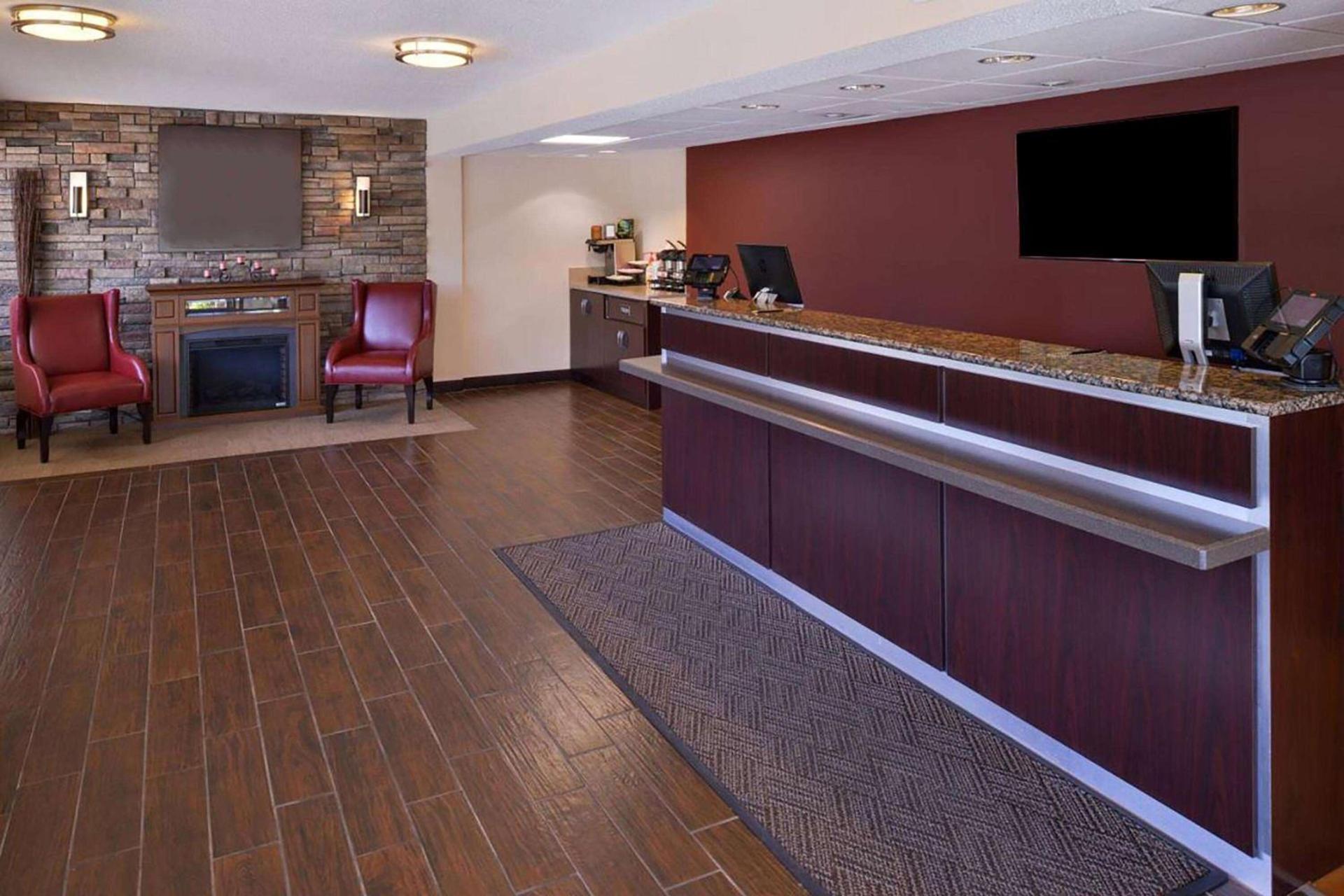 Super 8 by Wyndham Deerfield - Northbrook photo 4
