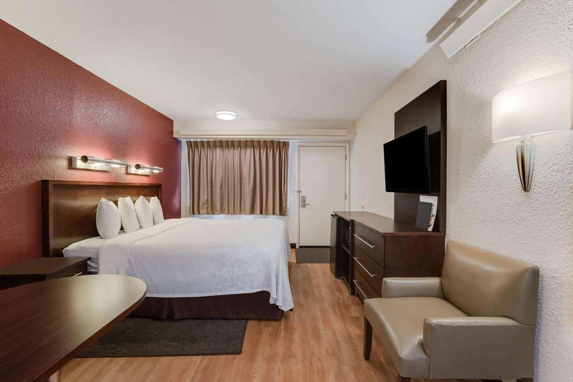 Super 8 by Wyndham Deerfield - Northbrook photo 7