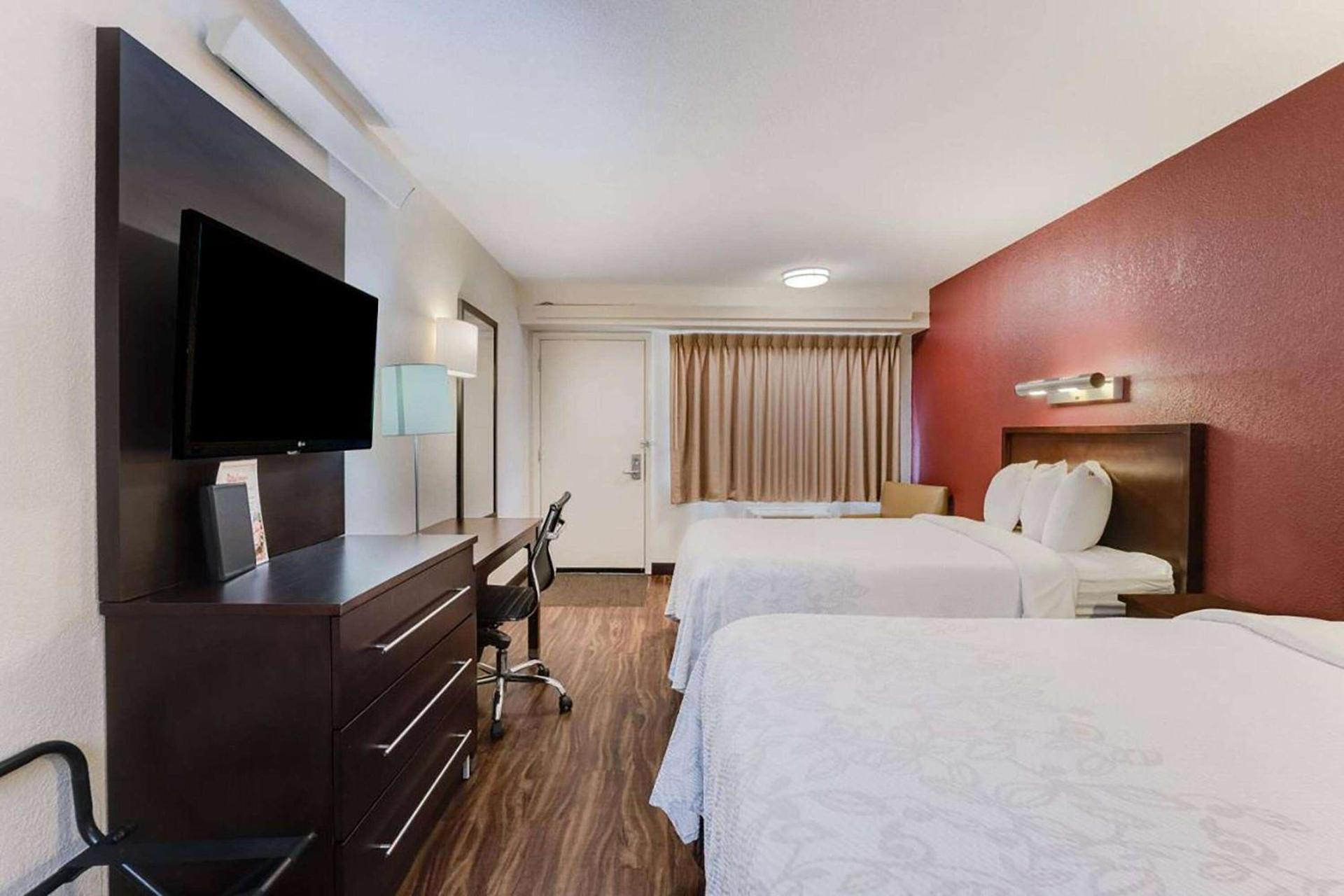 Super 8 by Wyndham Deerfield - Northbrook photo 9