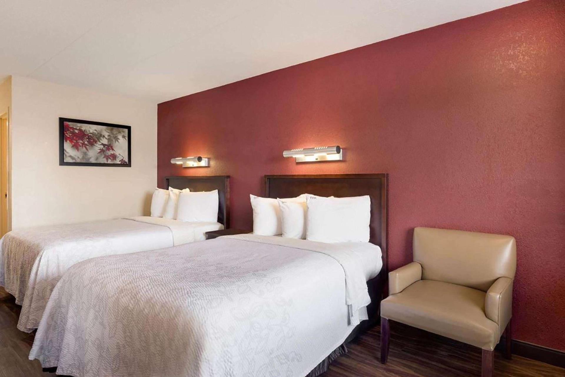 Super 8 by Wyndham Deerfield - Northbrook photo 10