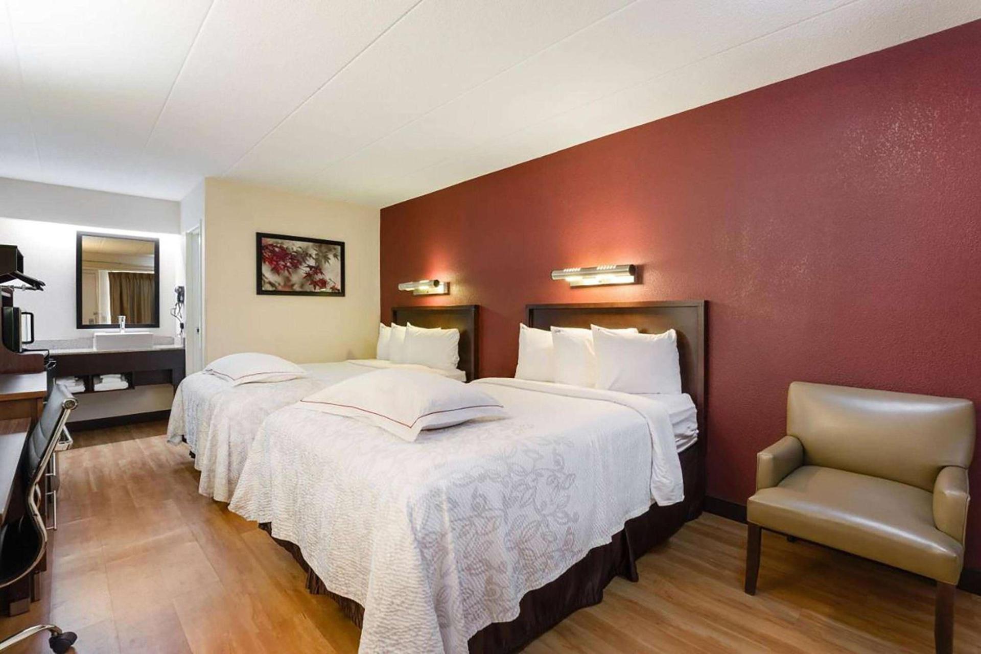 Super 8 by Wyndham Deerfield - Northbrook photo 12