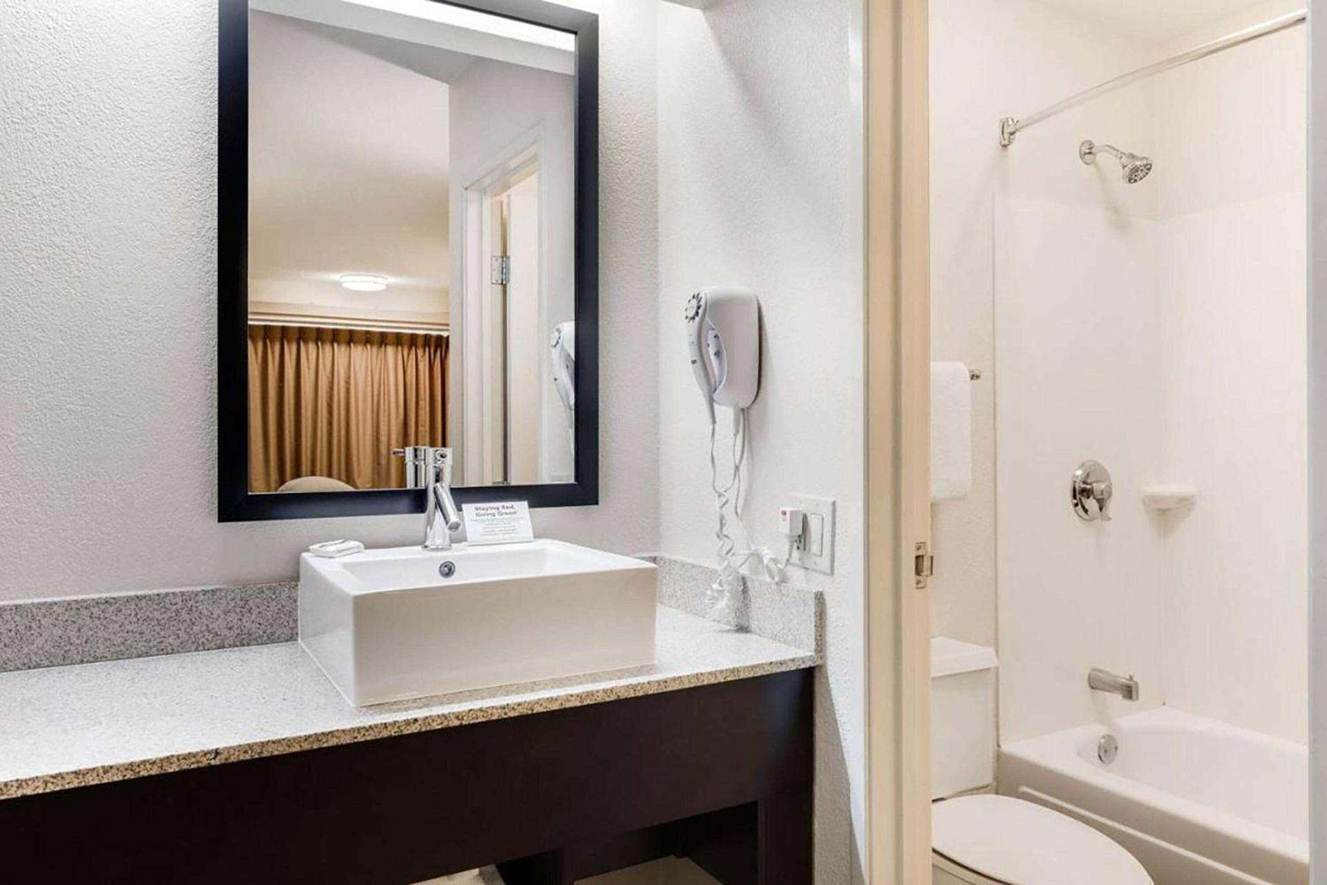 Super 8 by Wyndham Deerfield - Northbrook photo 13