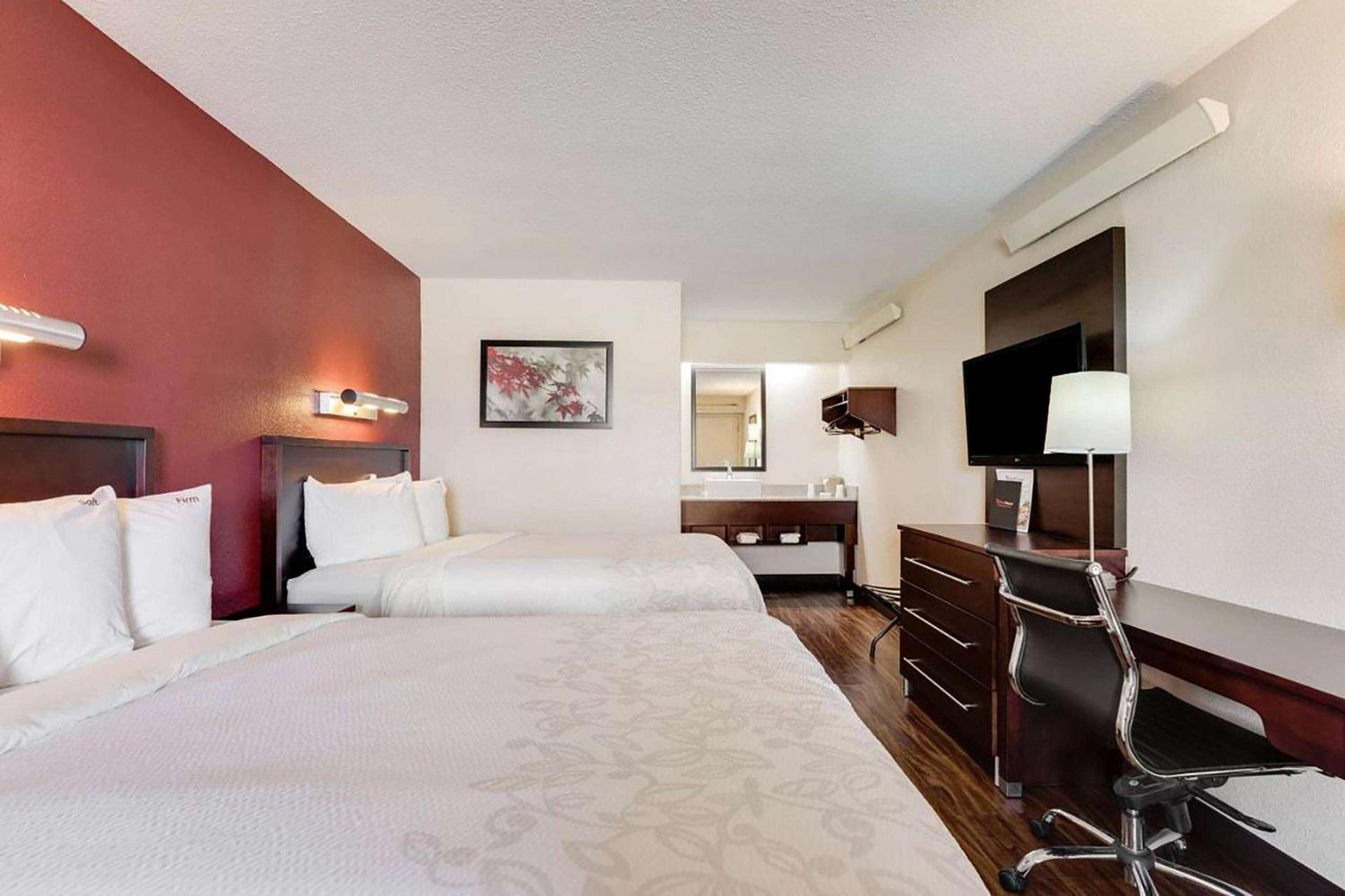 Super 8 by Wyndham Deerfield - Northbrook photo 11