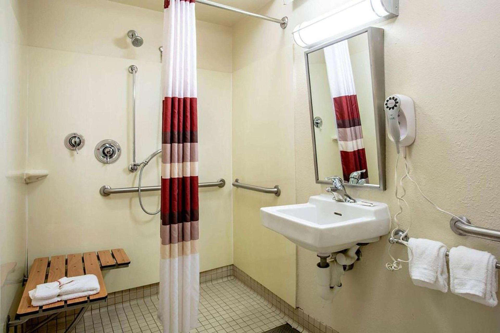 Super 8 by Wyndham Deerfield - Northbrook photo 14