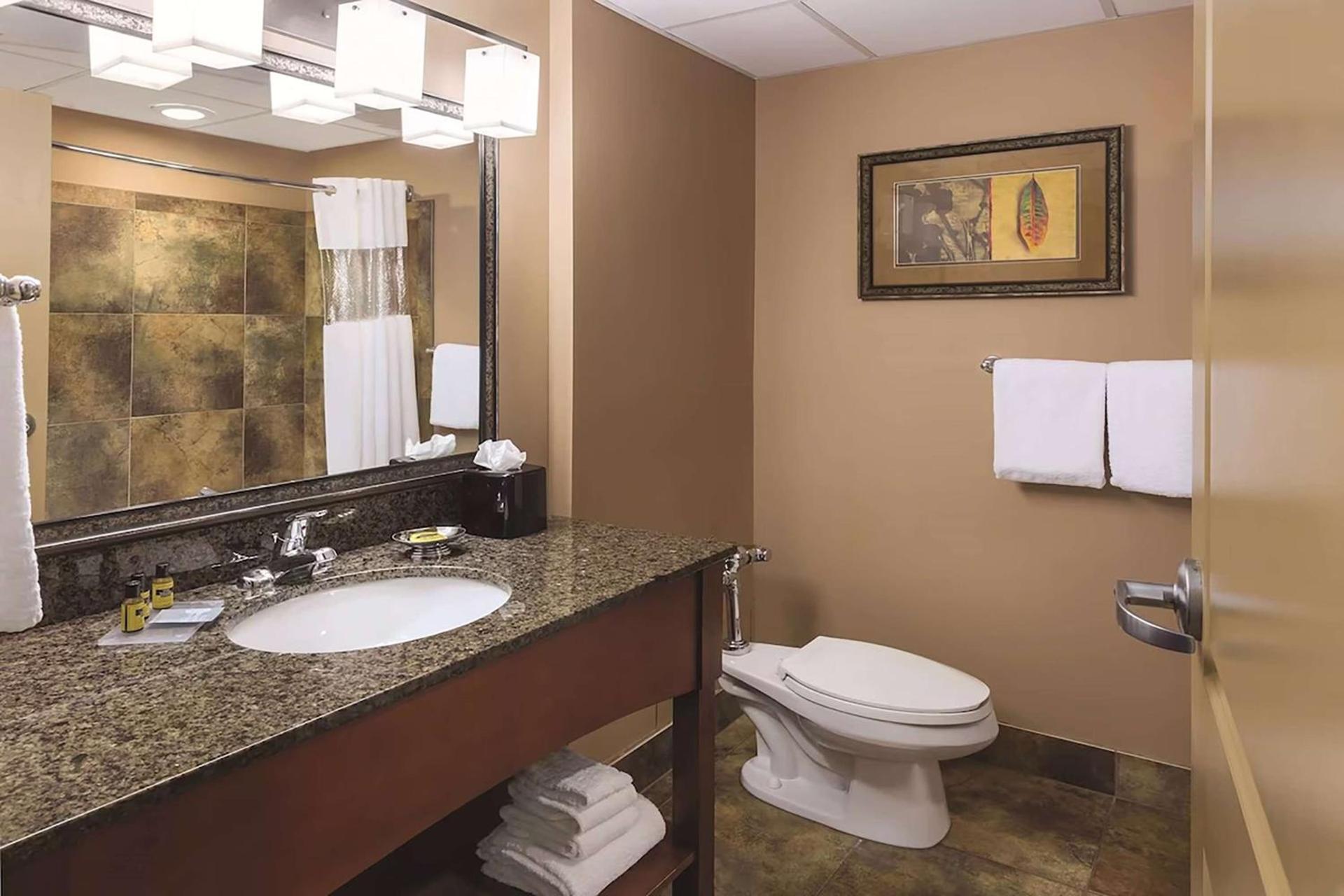 Wyndham Bloomington - Mall of America photo 26
