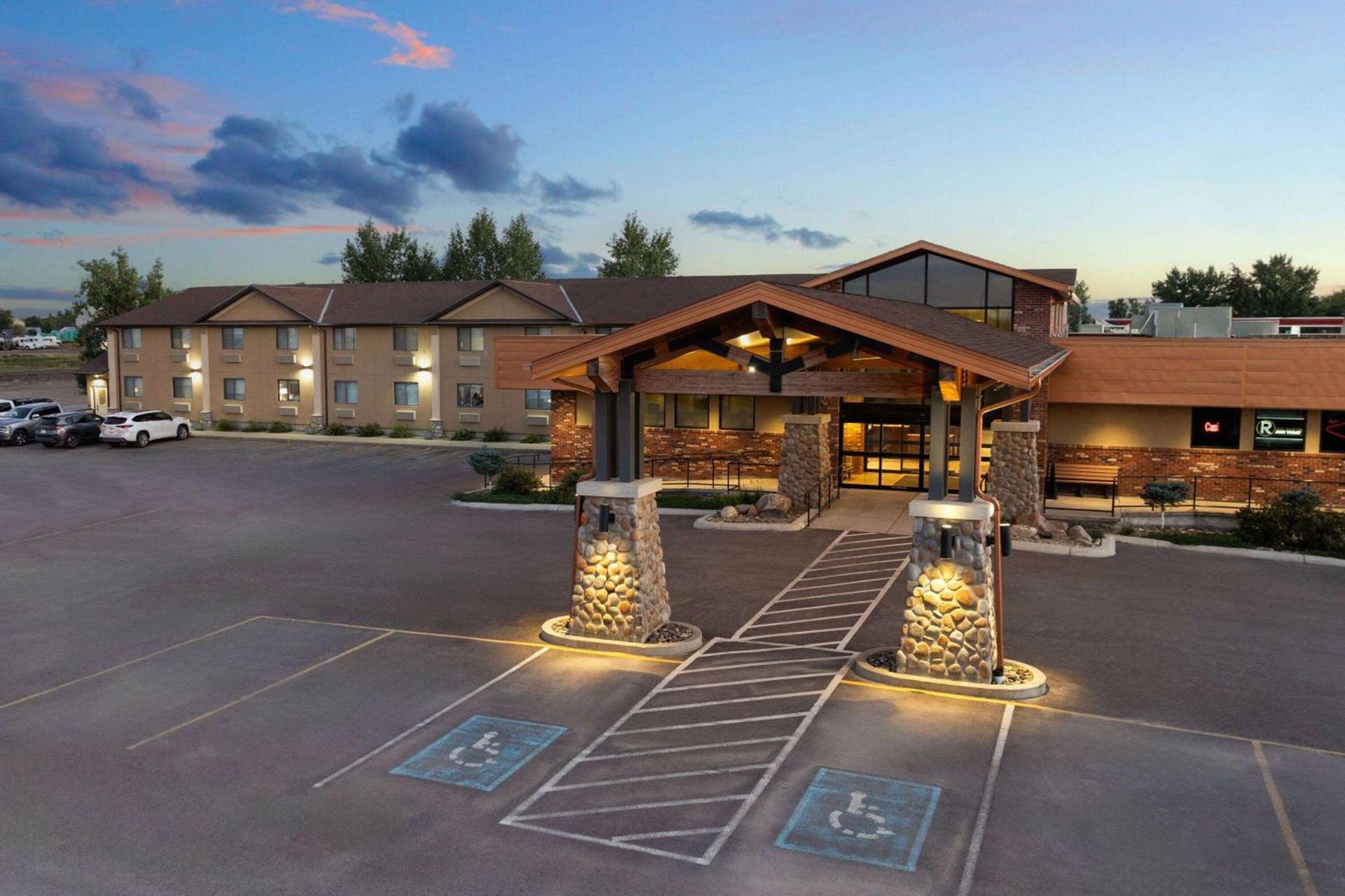 Super 8 by Wyndham Conrad photo 4