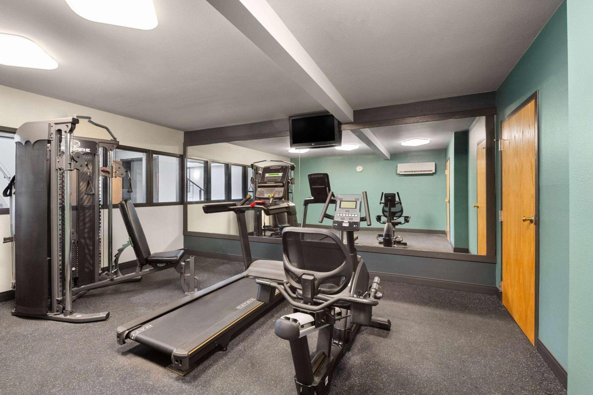 Super 8 by Wyndham Columbus photo 10