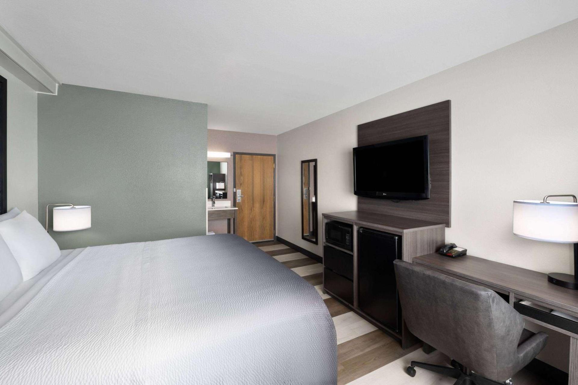 Super 8 by Wyndham Columbus photo 11
