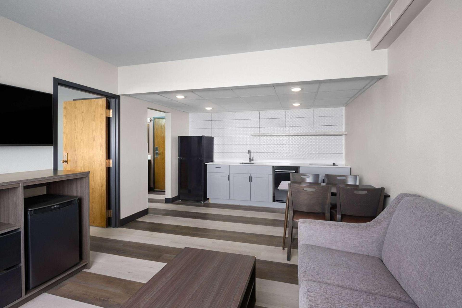 Super 8 by Wyndham Columbus photo 25