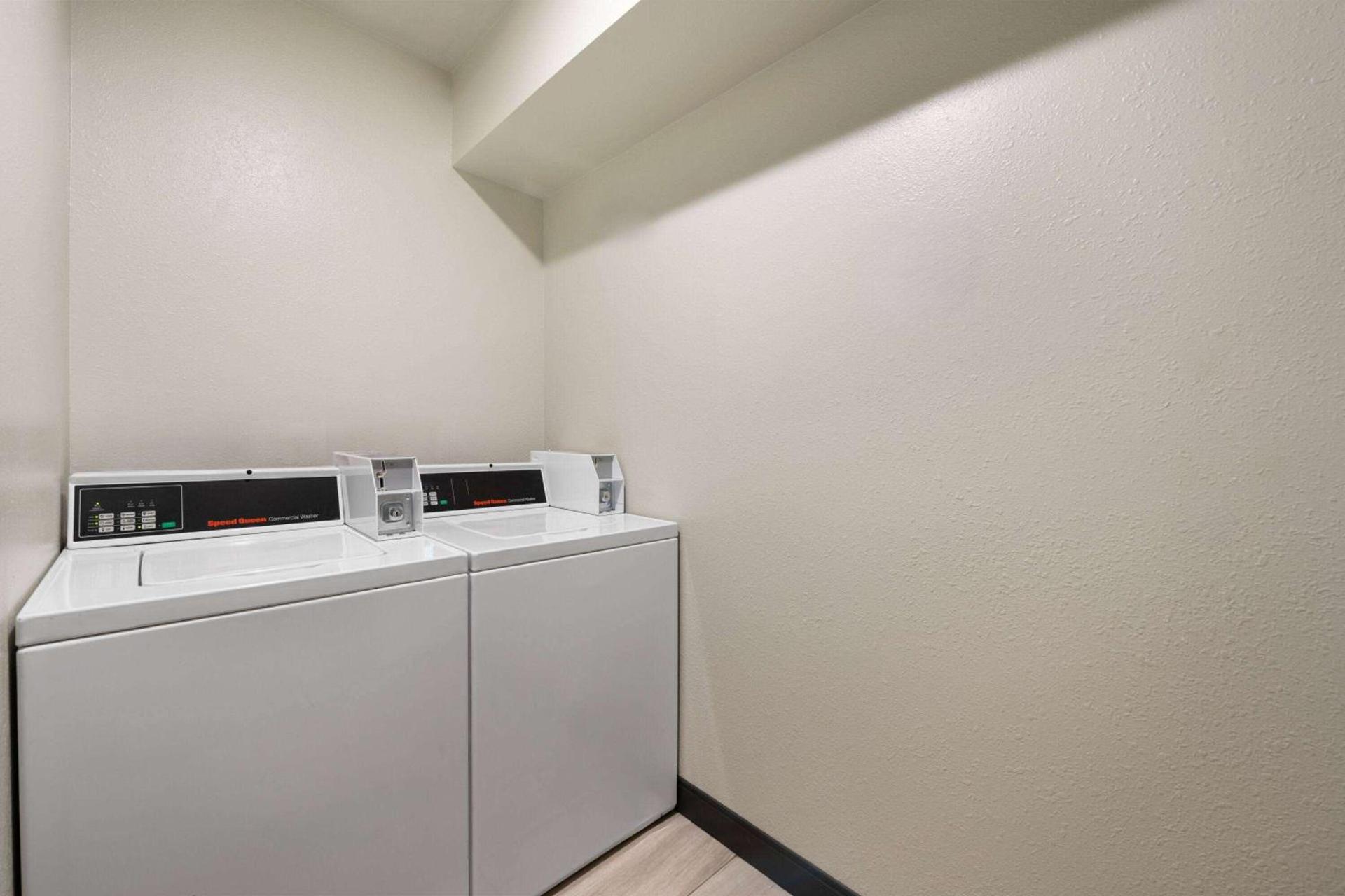 Super 8 by Wyndham Columbus photo 30