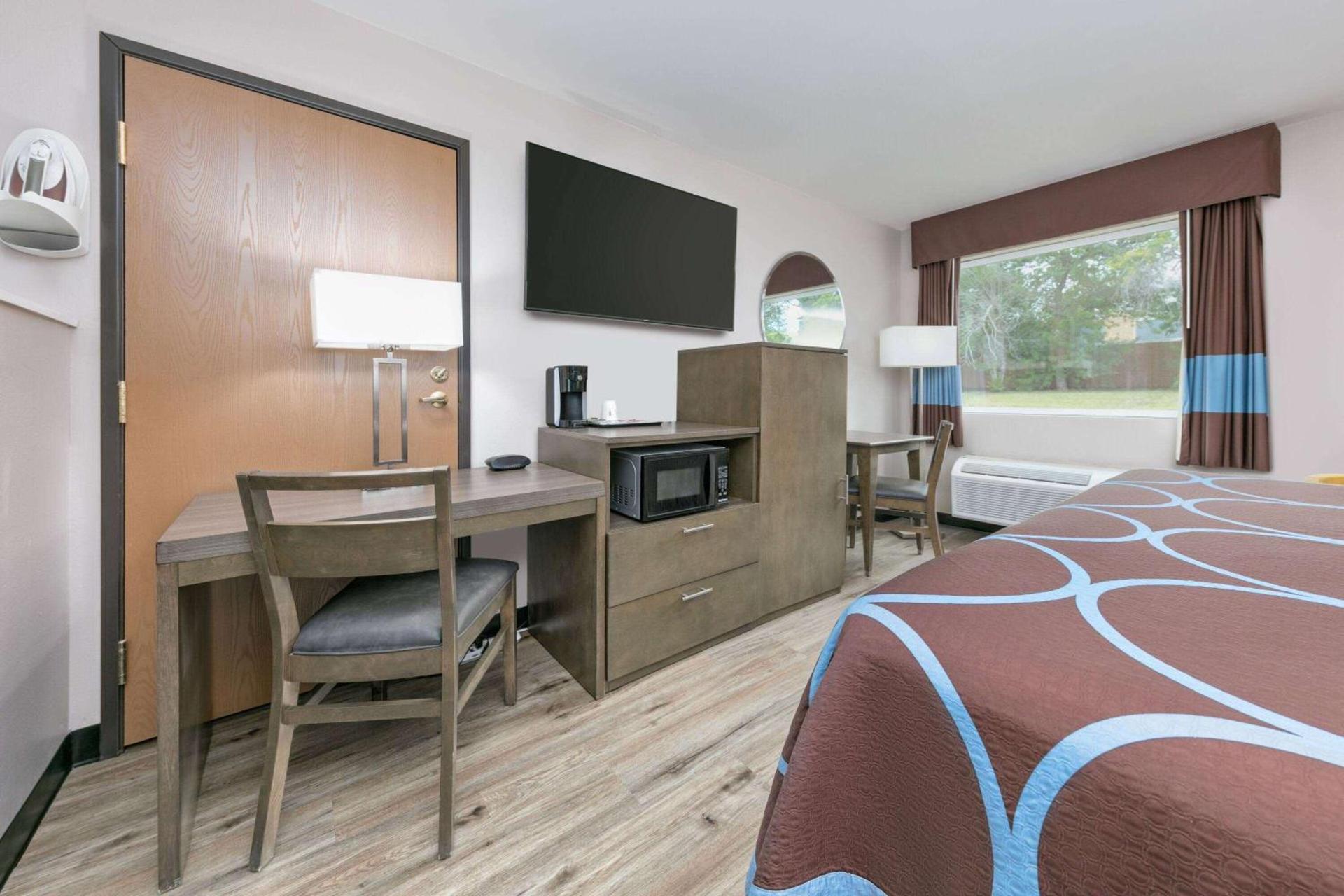 Super 8 by Wyndham Waxahachie TX photo 12