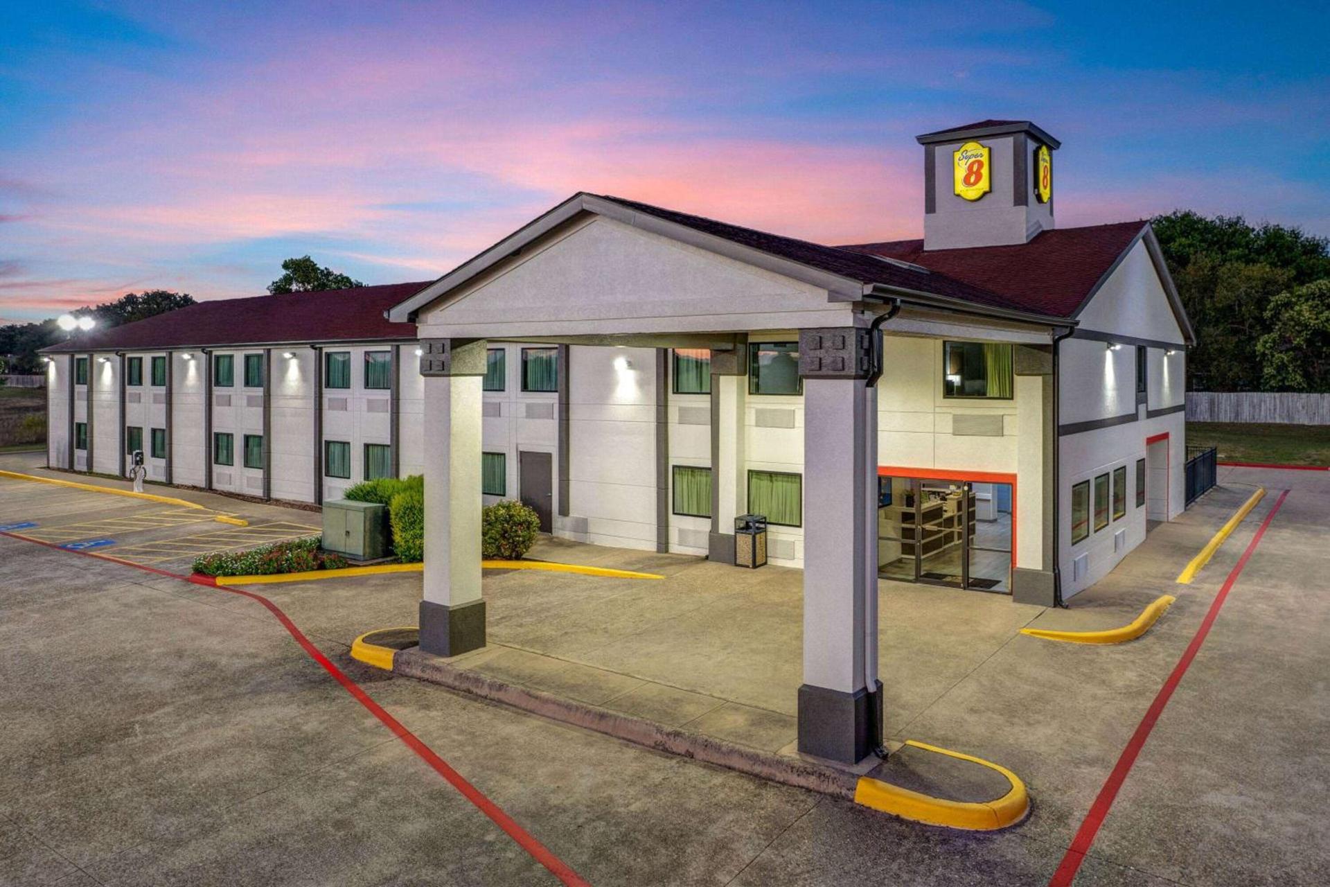 Super 8 by Wyndham Waxahachie TX photo 4