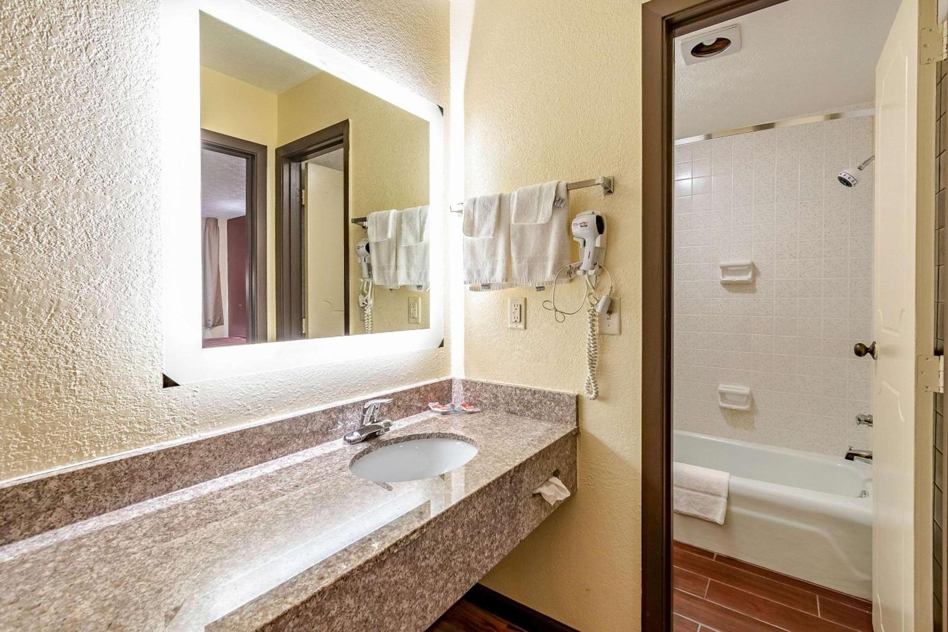 Econo Lodge photo 19