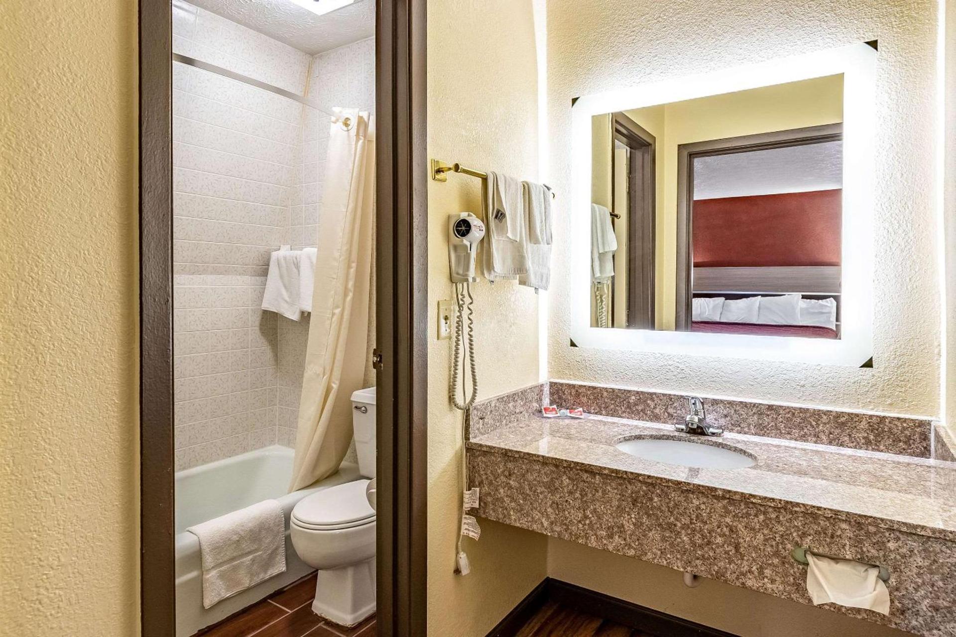 Econo Lodge photo 21