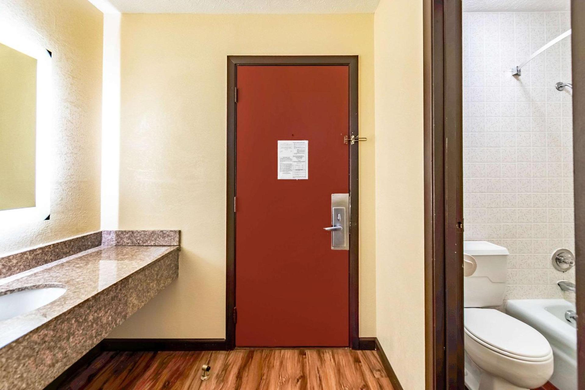 Econo Lodge photo 22