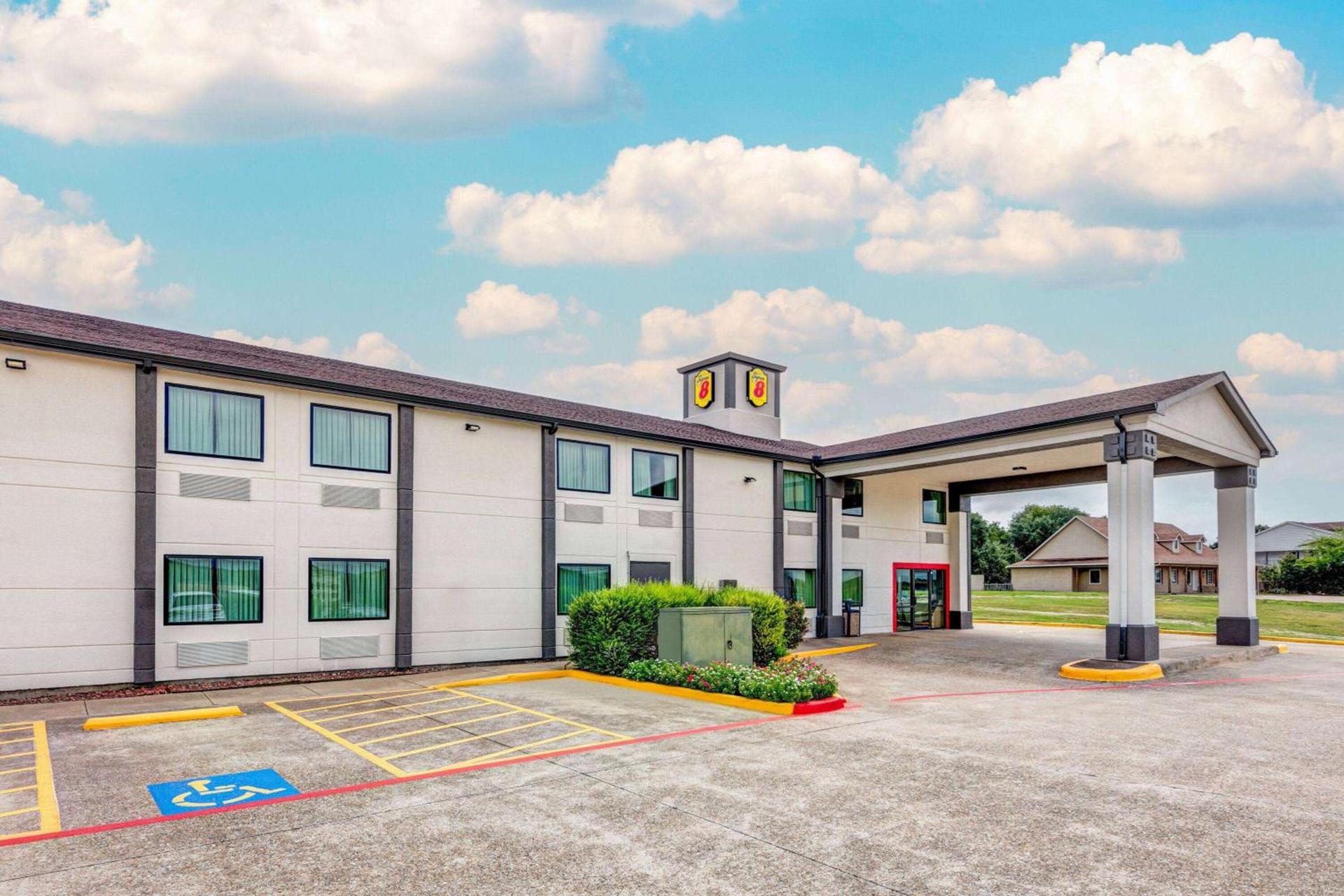 Super 8 by Wyndham Waxahachie TX photo 2