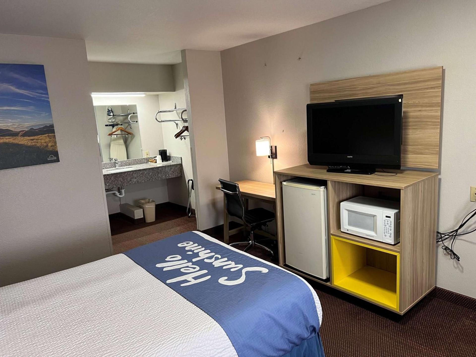 Days Inn by Wyndham Pratt photo 18