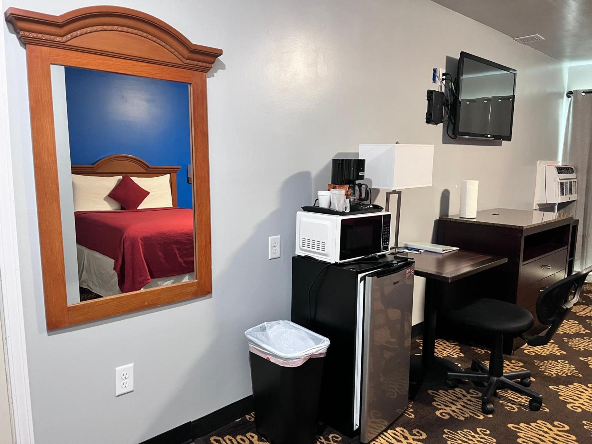 Midway Motel photo 8