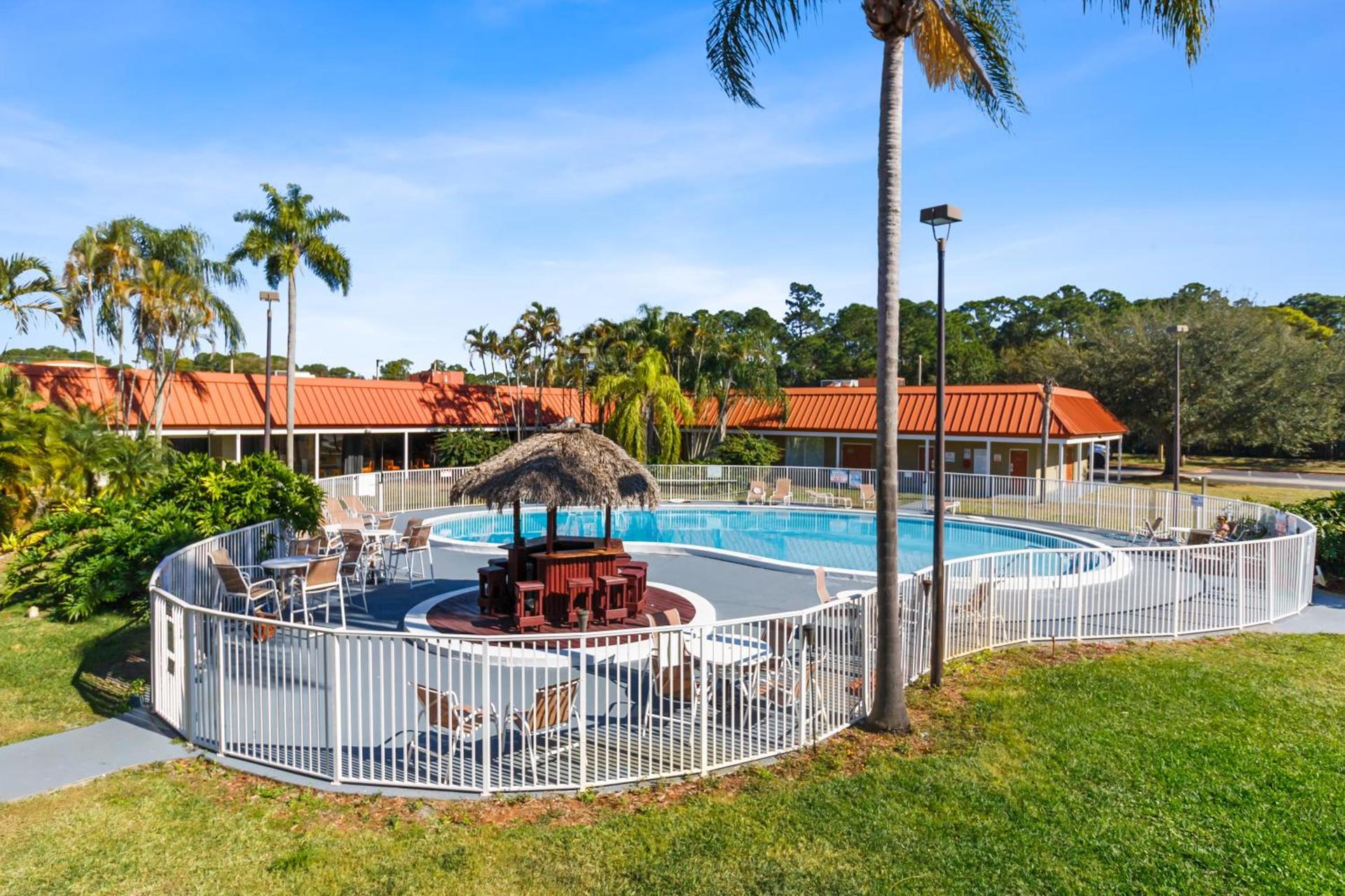 Vero Beach Inn & Suites Vero Beach I-95 photo 49