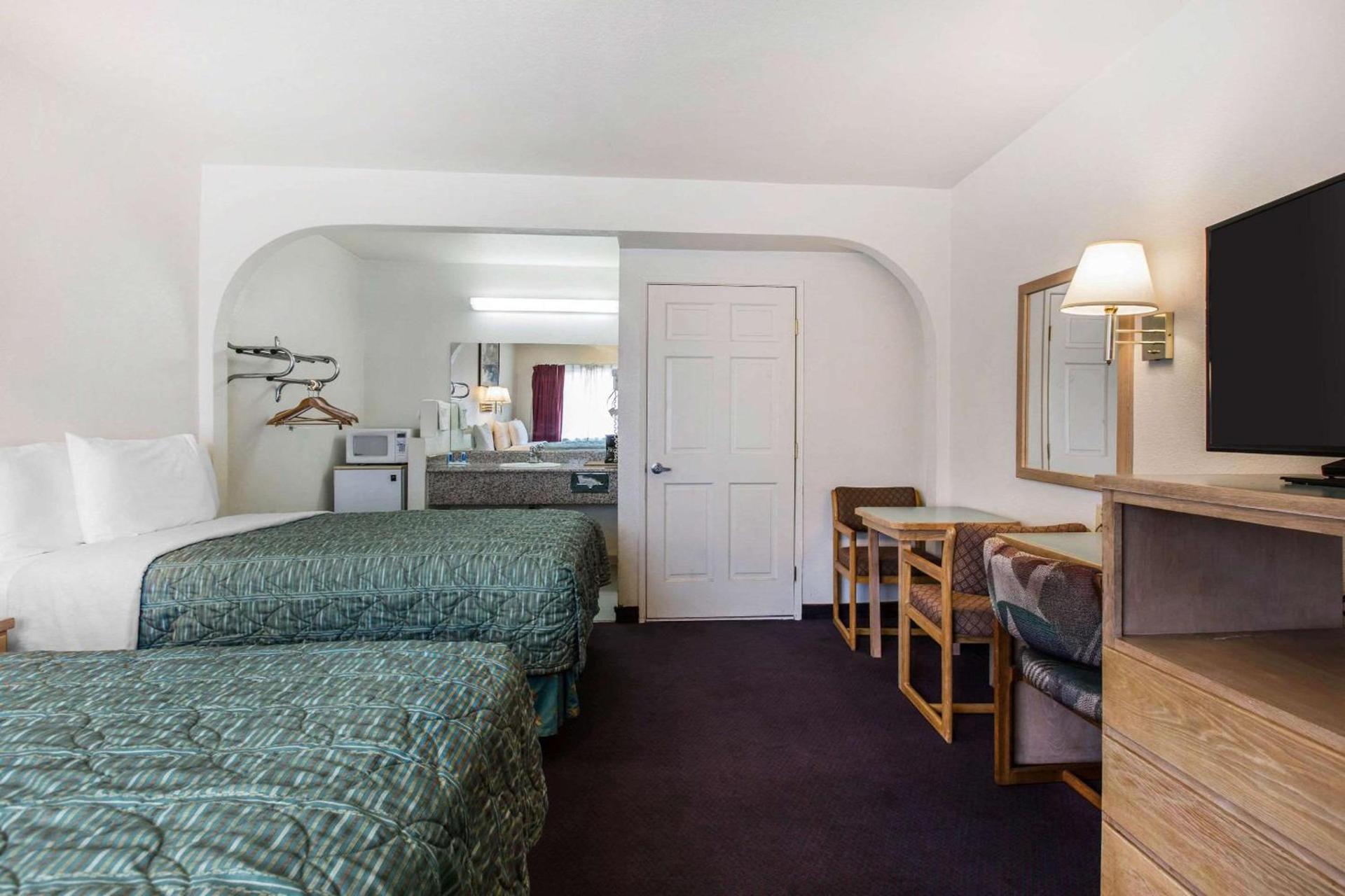 Rodeway Inn Beaumont photo 7