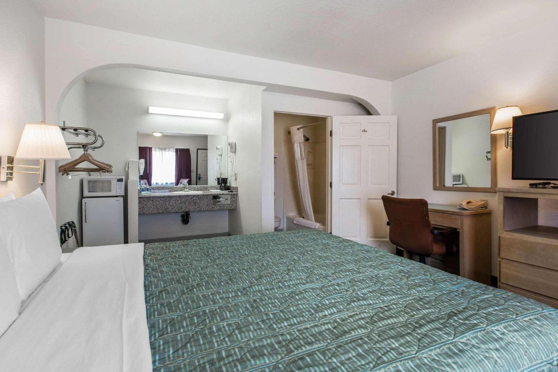 Rodeway Inn Beaumont photo 10