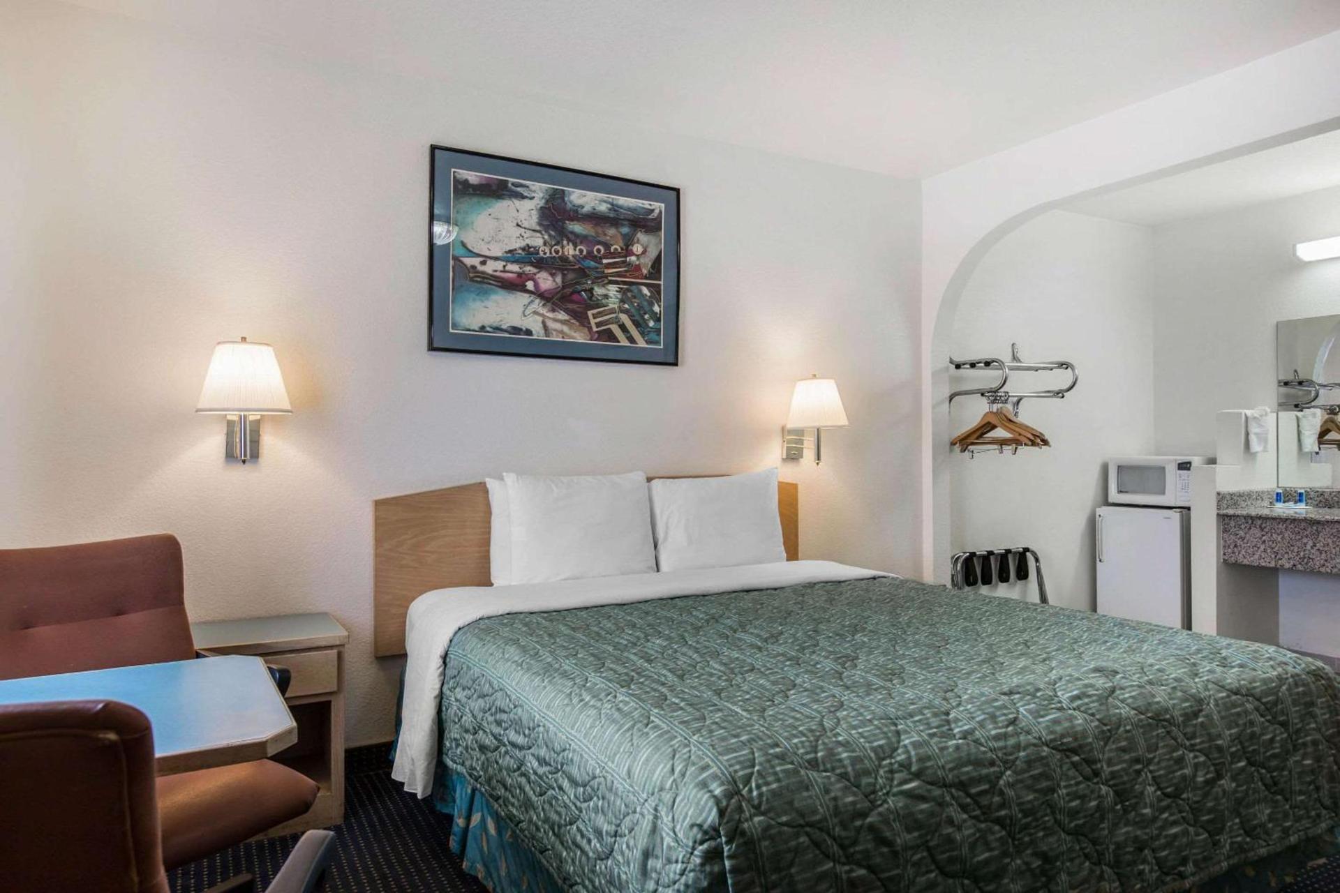 Rodeway Inn Beaumont photo 11