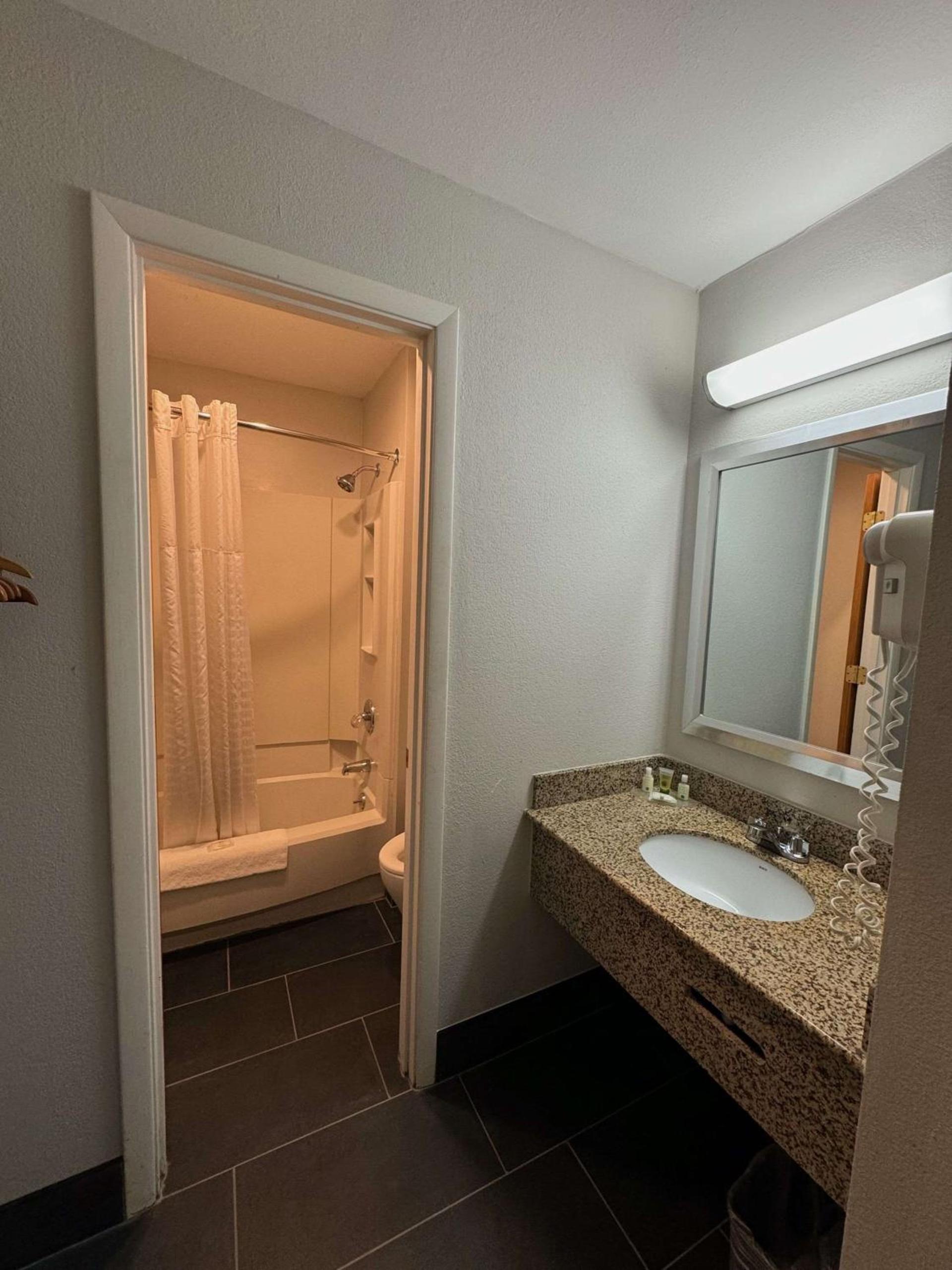 Quality Inn Fort Wayne photo 3