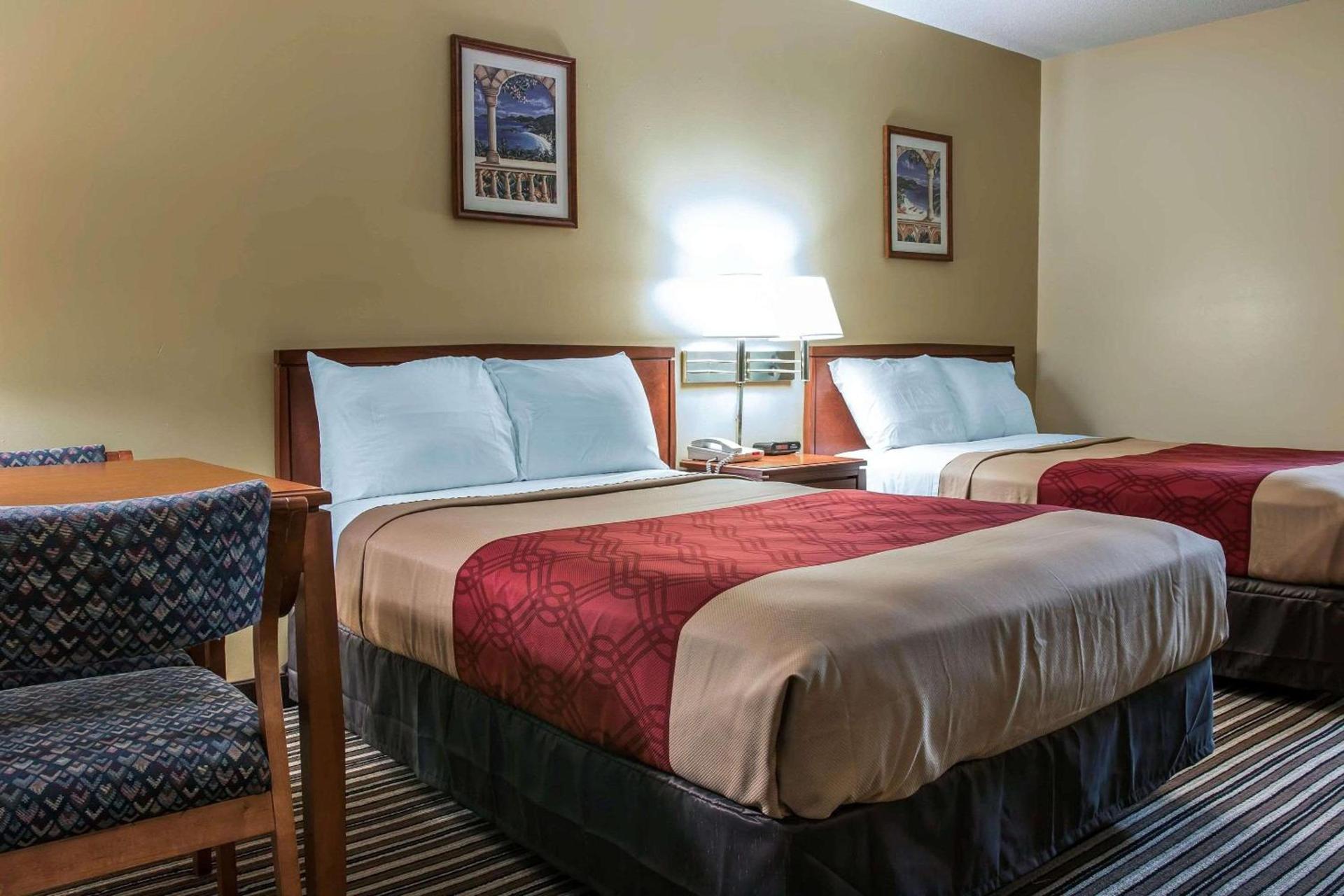 Econo Lodge Paw Paw photo 17