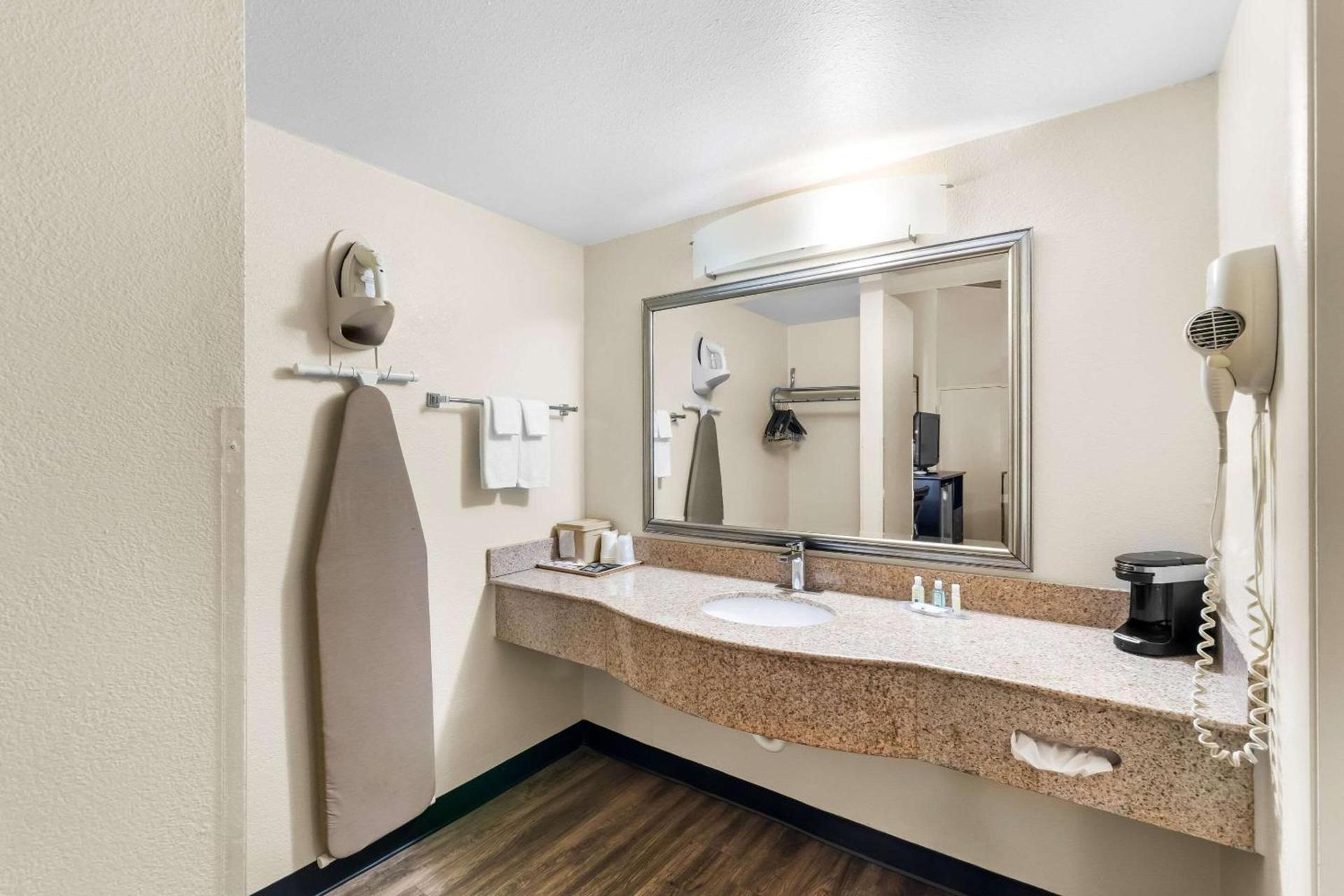 Quality Inn Tullahoma photo 26