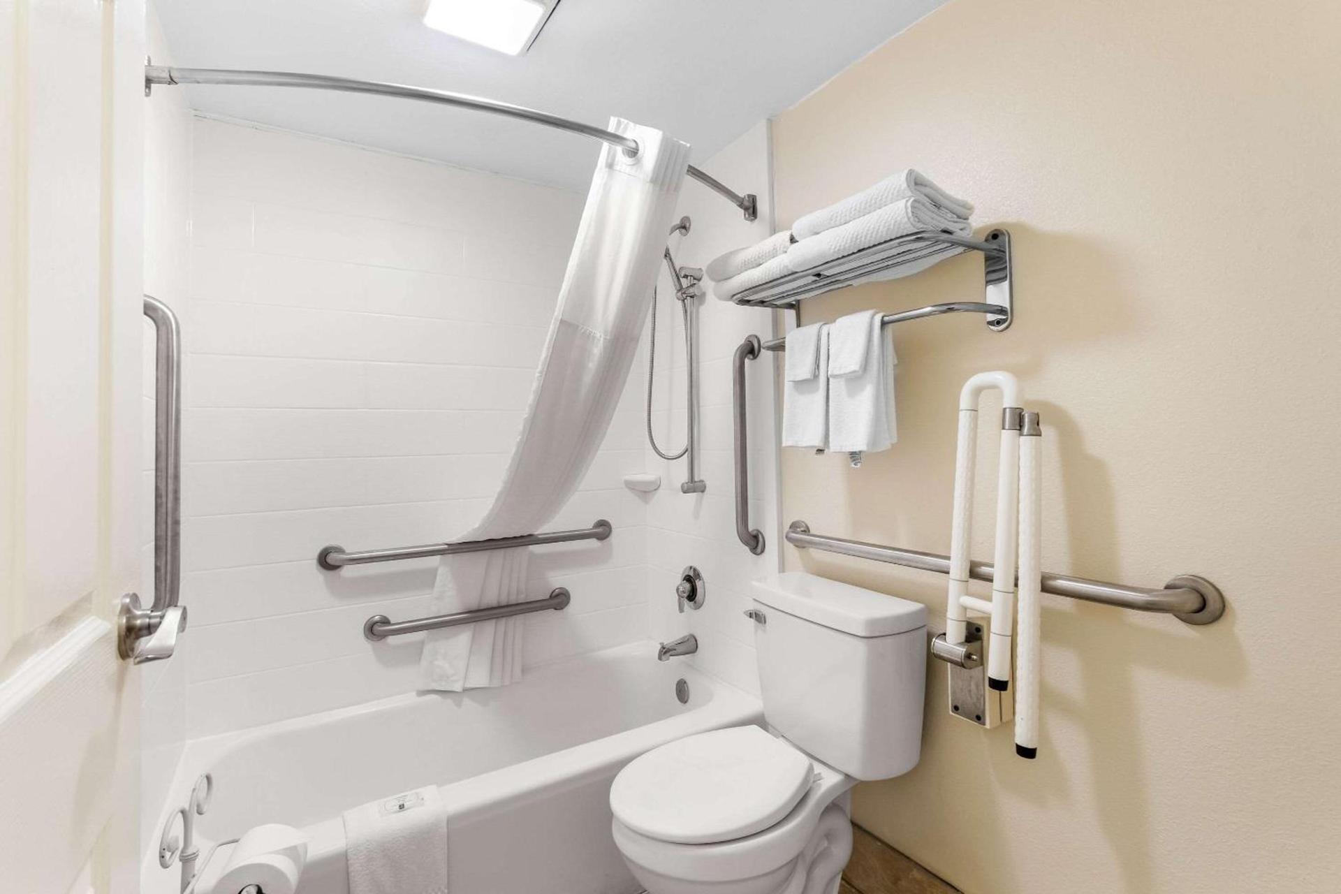 Quality Inn Tullahoma photo 25