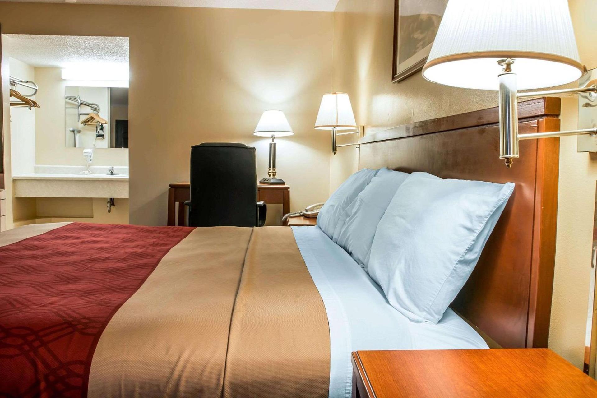 Econo Lodge Paw Paw photo 11