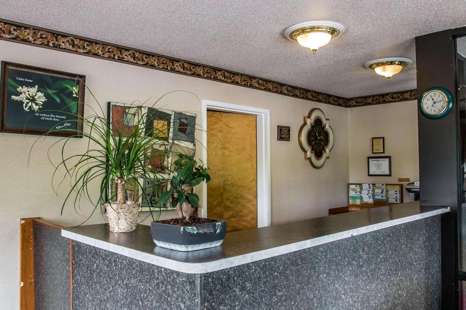 Econo Lodge Paw Paw photo 7