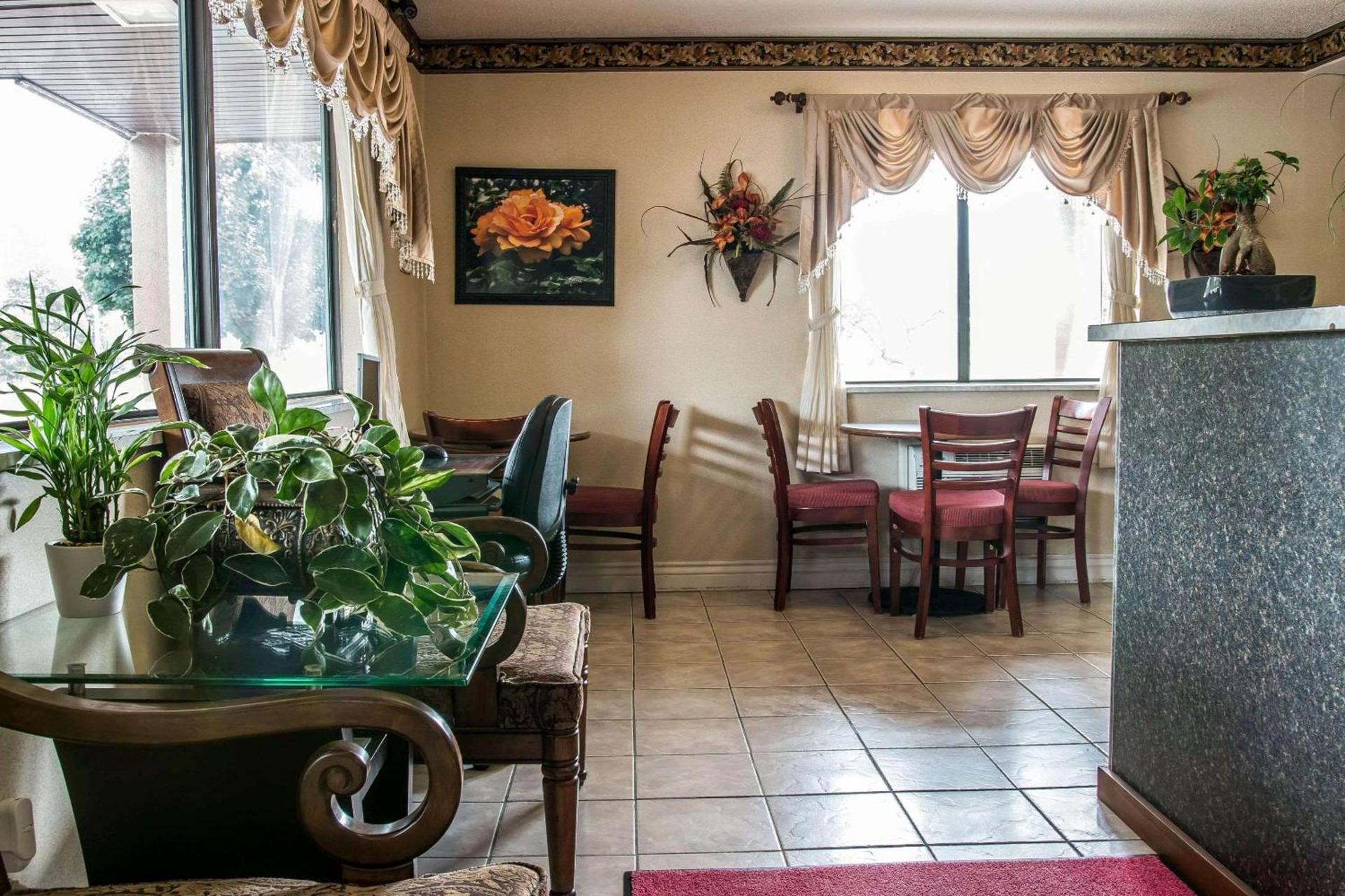 Econo Lodge Paw Paw photo 6