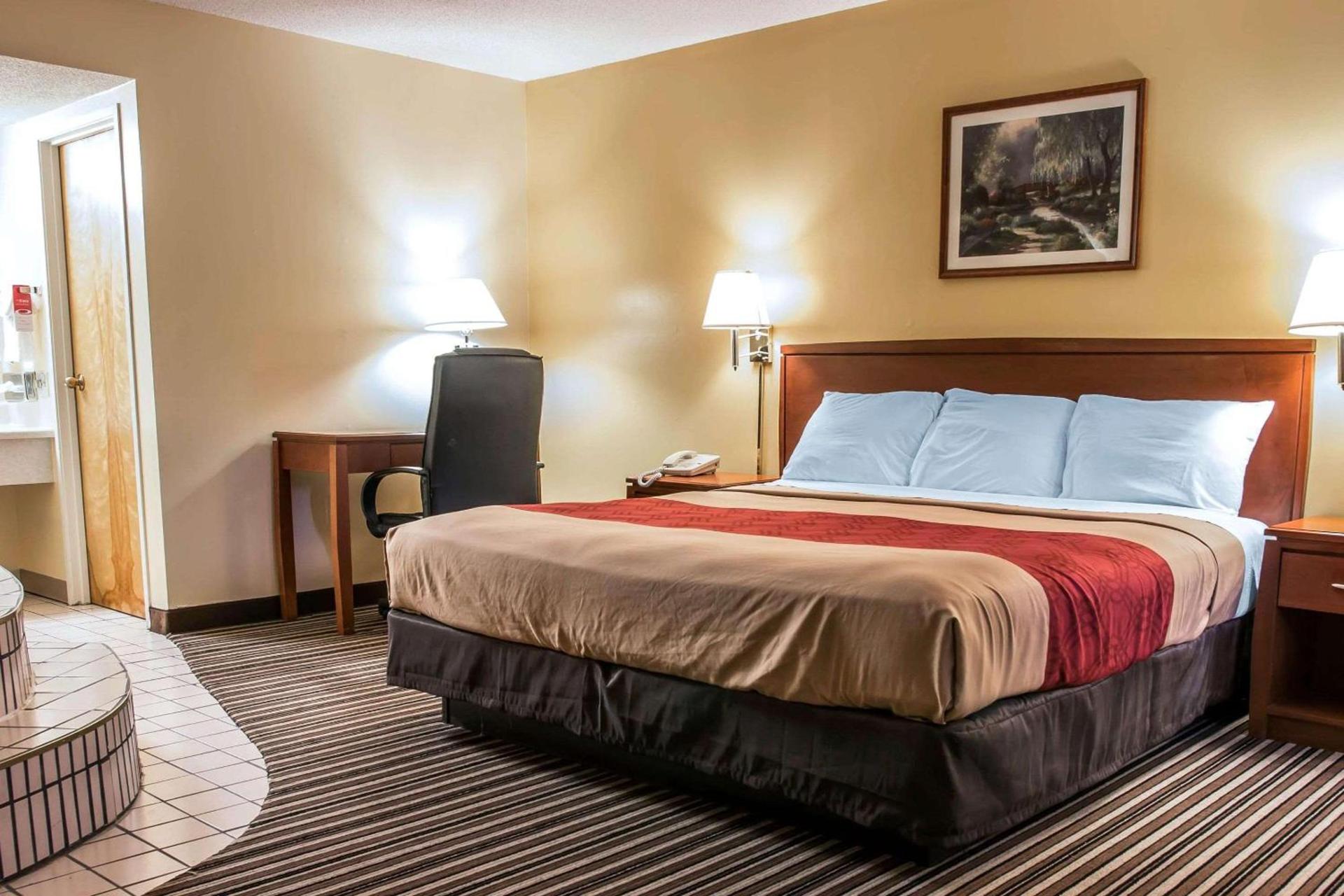 Econo Lodge Paw Paw photo 18