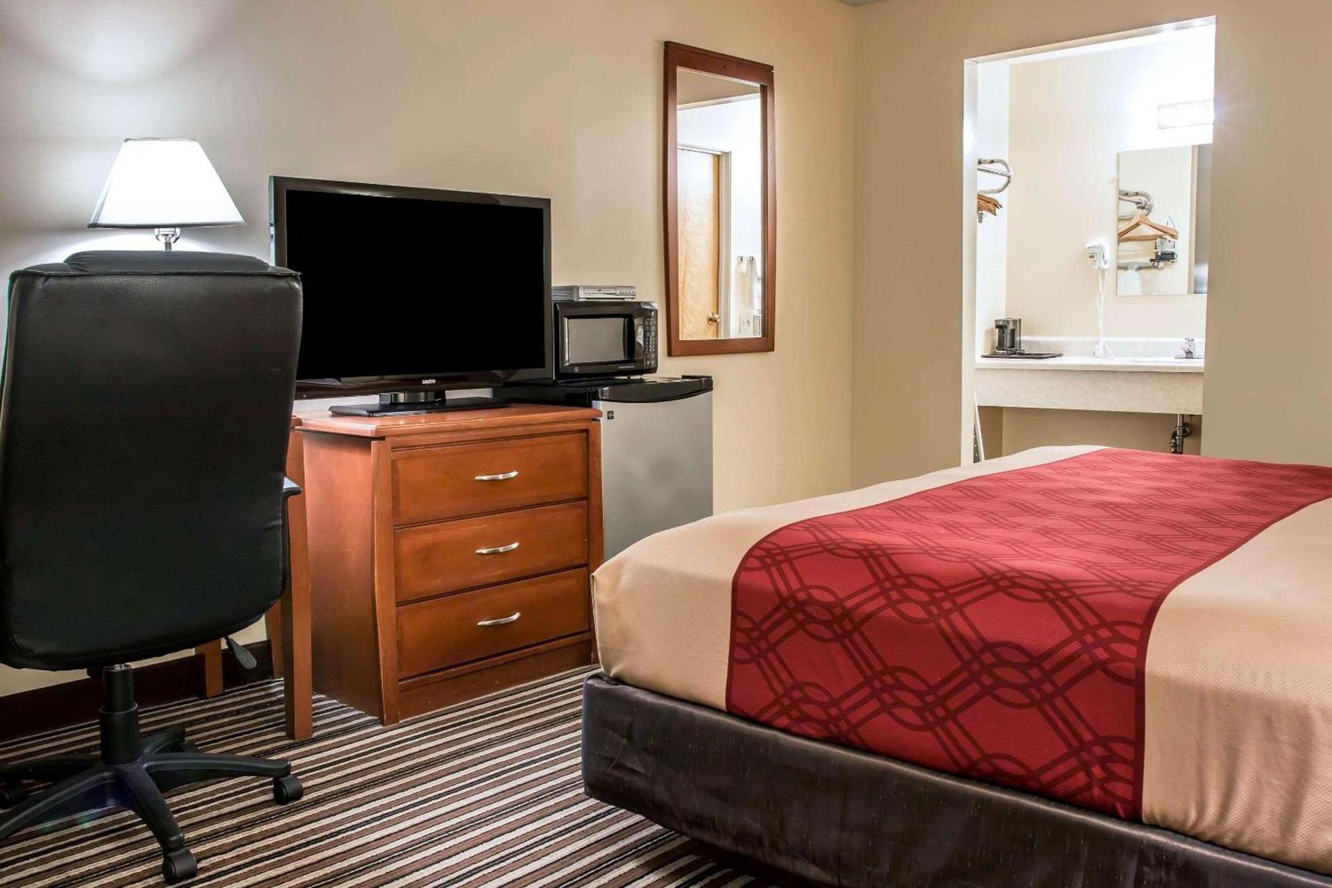 Econo Lodge Paw Paw photo 10