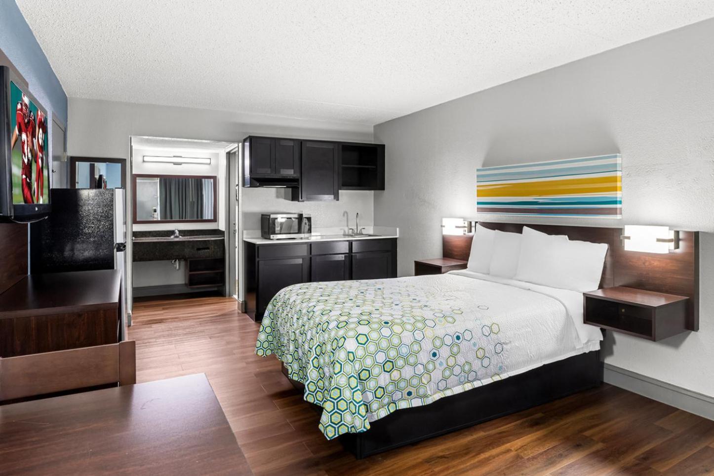 HomeTowne Studios by Red Roof Richmond - Airport Sandston photo 14