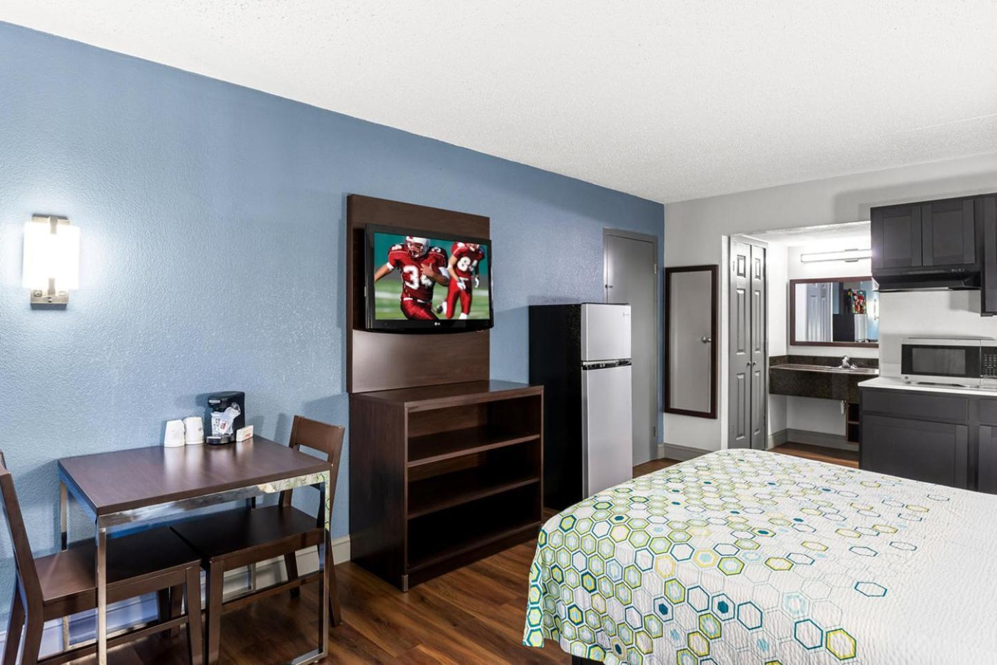 HomeTowne Studios by Red Roof Richmond - Airport Sandston photo 17