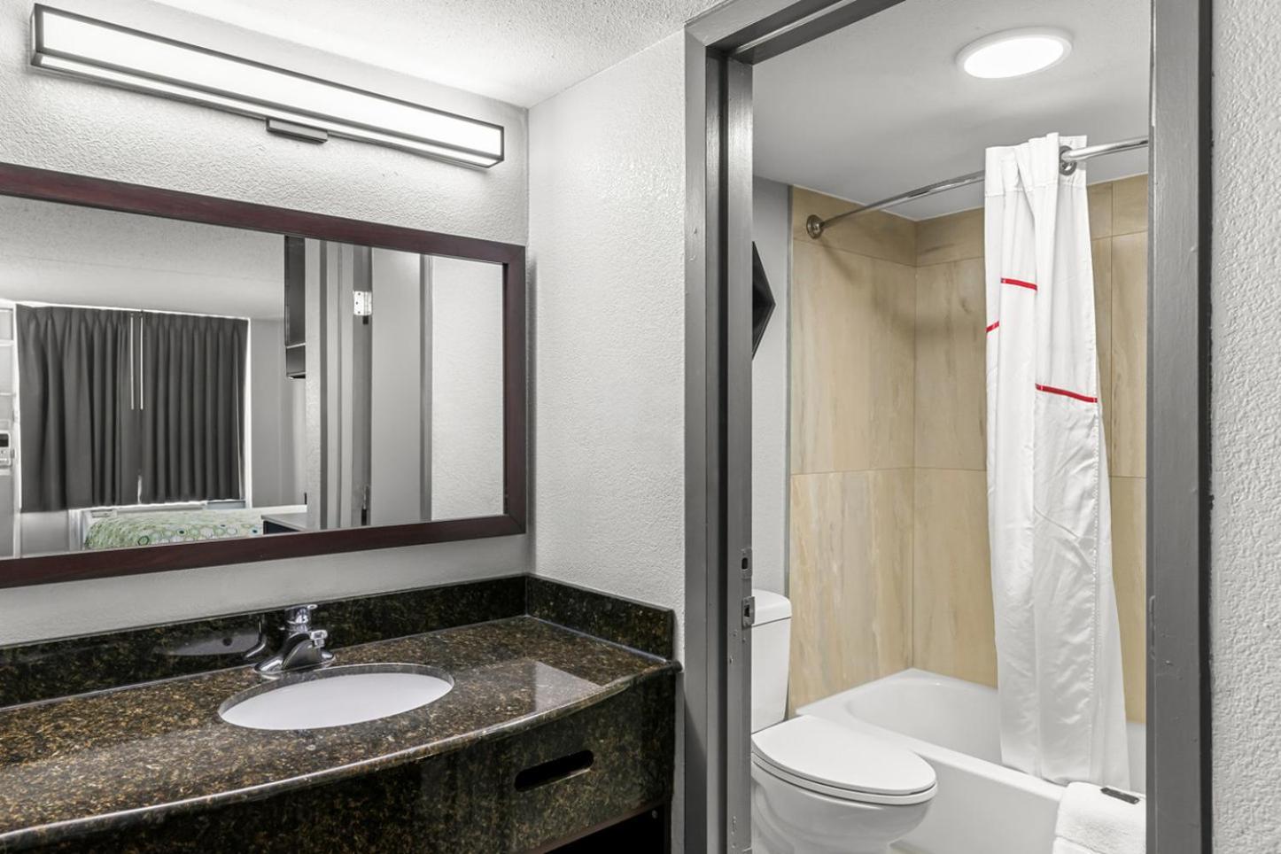 HomeTowne Studios by Red Roof Richmond - Airport Sandston photo 18