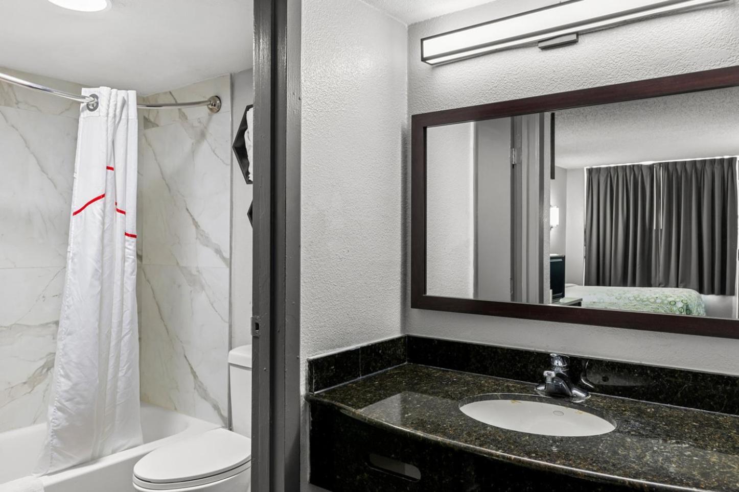 HomeTowne Studios by Red Roof Richmond - Airport Sandston photo 20