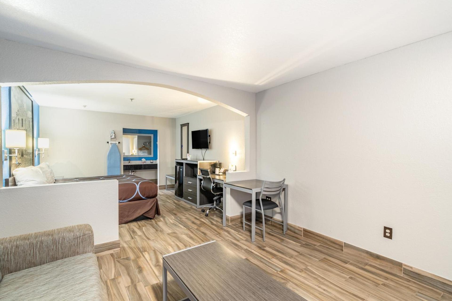 Super 8 by Wyndham San Antonio/Riverwalk Area photo 4