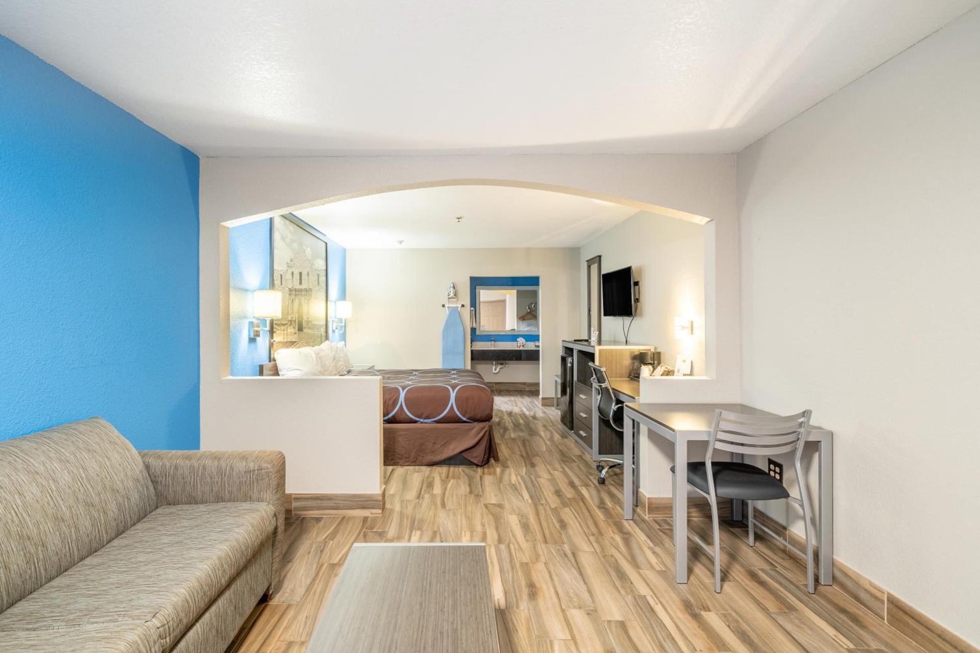 Super 8 by Wyndham San Antonio/Riverwalk Area photo 5