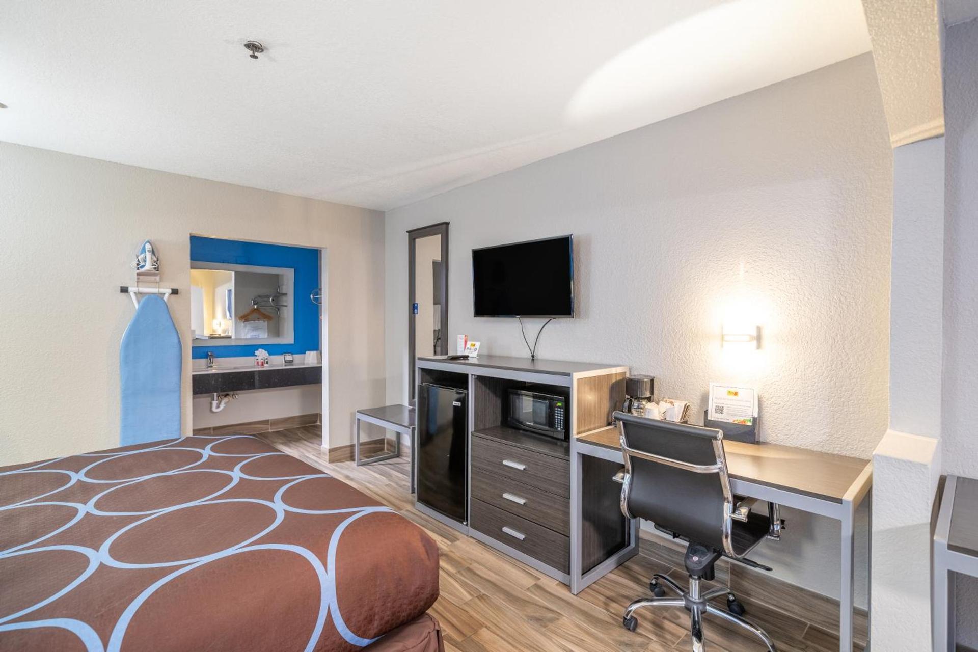 Super 8 by Wyndham San Antonio/Riverwalk Area photo 7