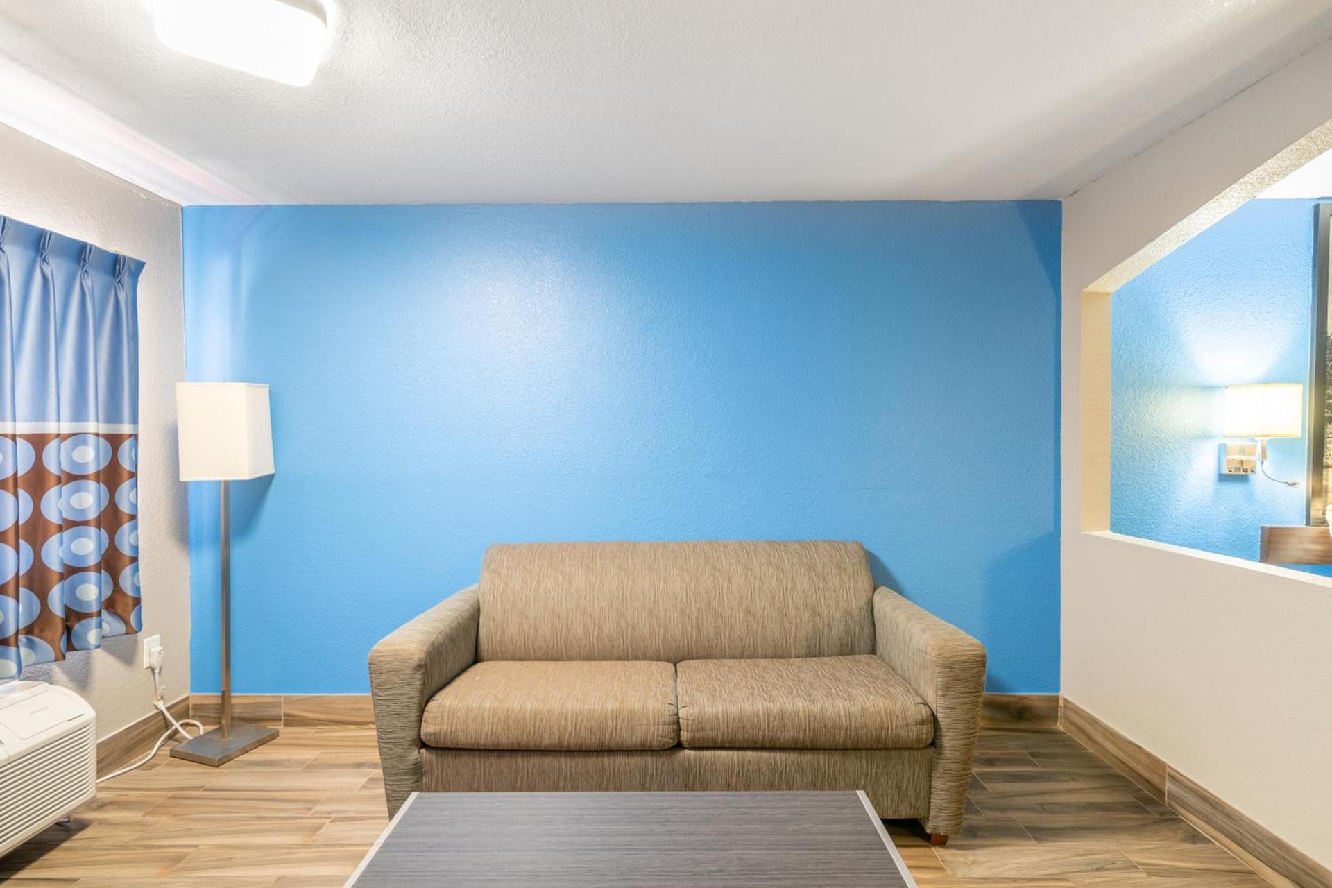 Super 8 by Wyndham San Antonio/Riverwalk Area photo 8