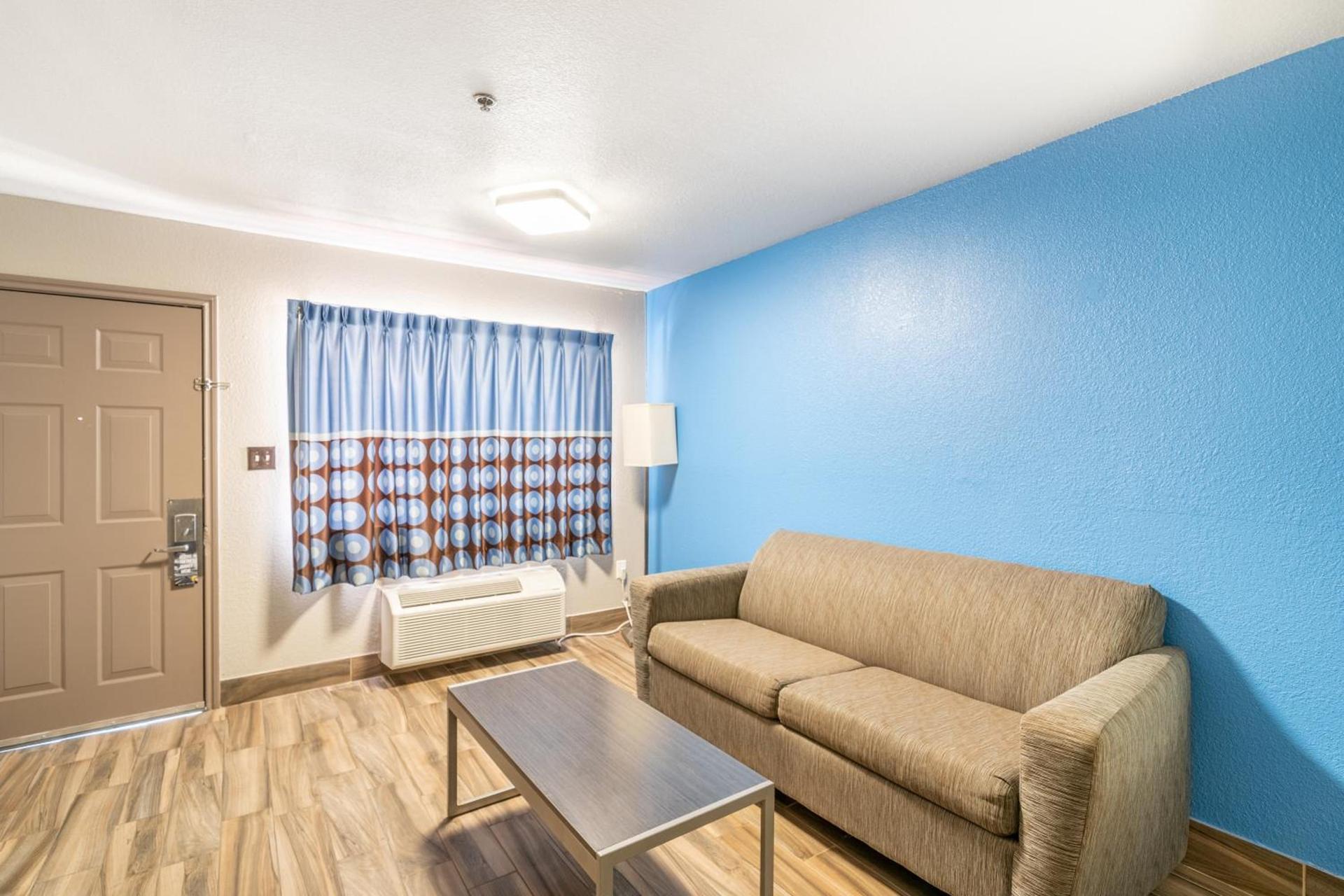 Super 8 by Wyndham San Antonio/Riverwalk Area photo 9