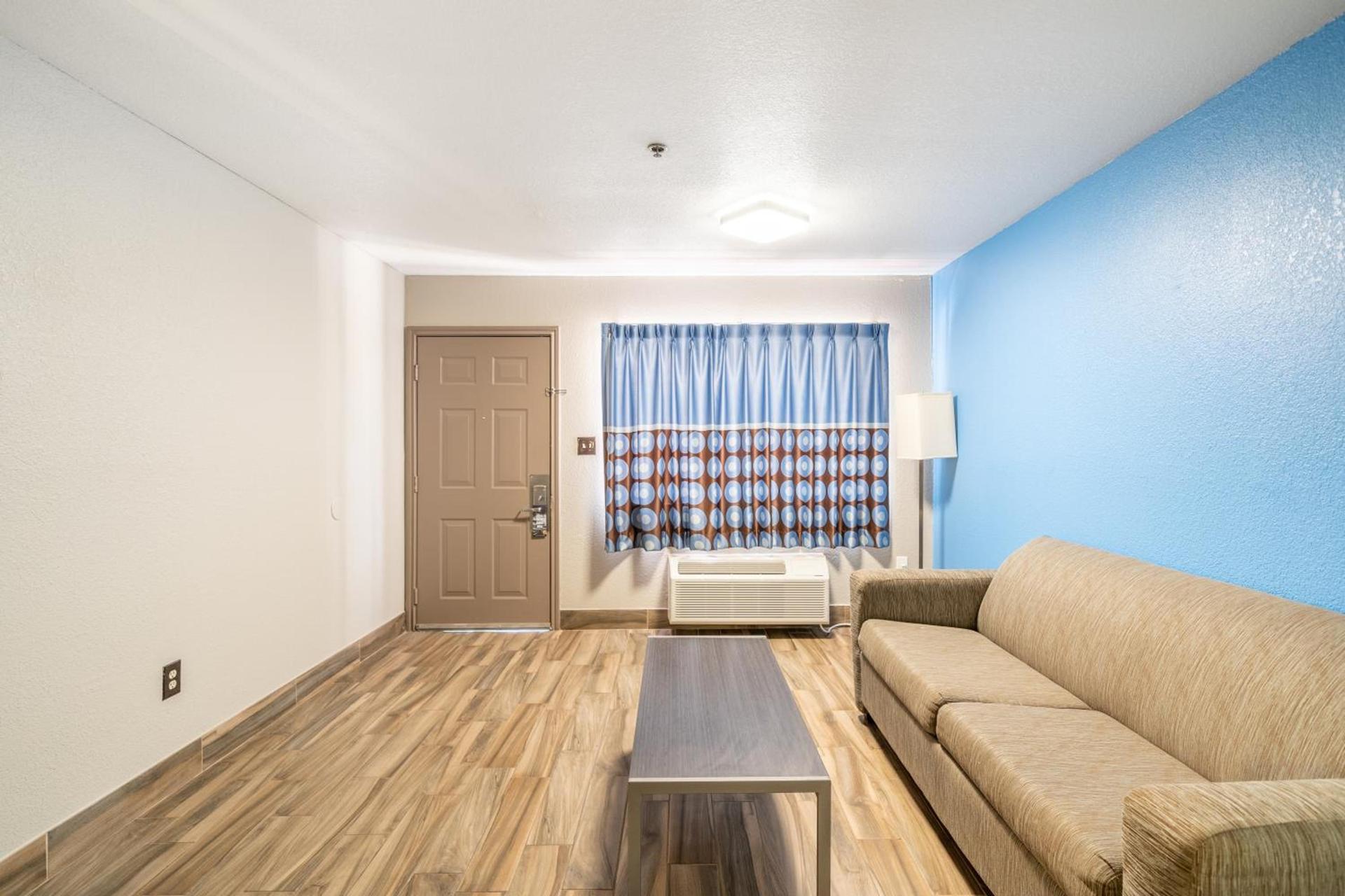 Super 8 by Wyndham San Antonio/Riverwalk Area photo 14